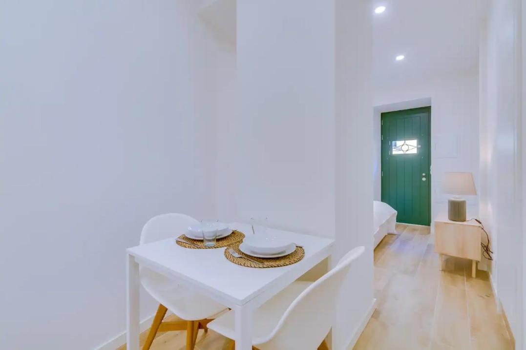 Graceful Studio Apartment G18