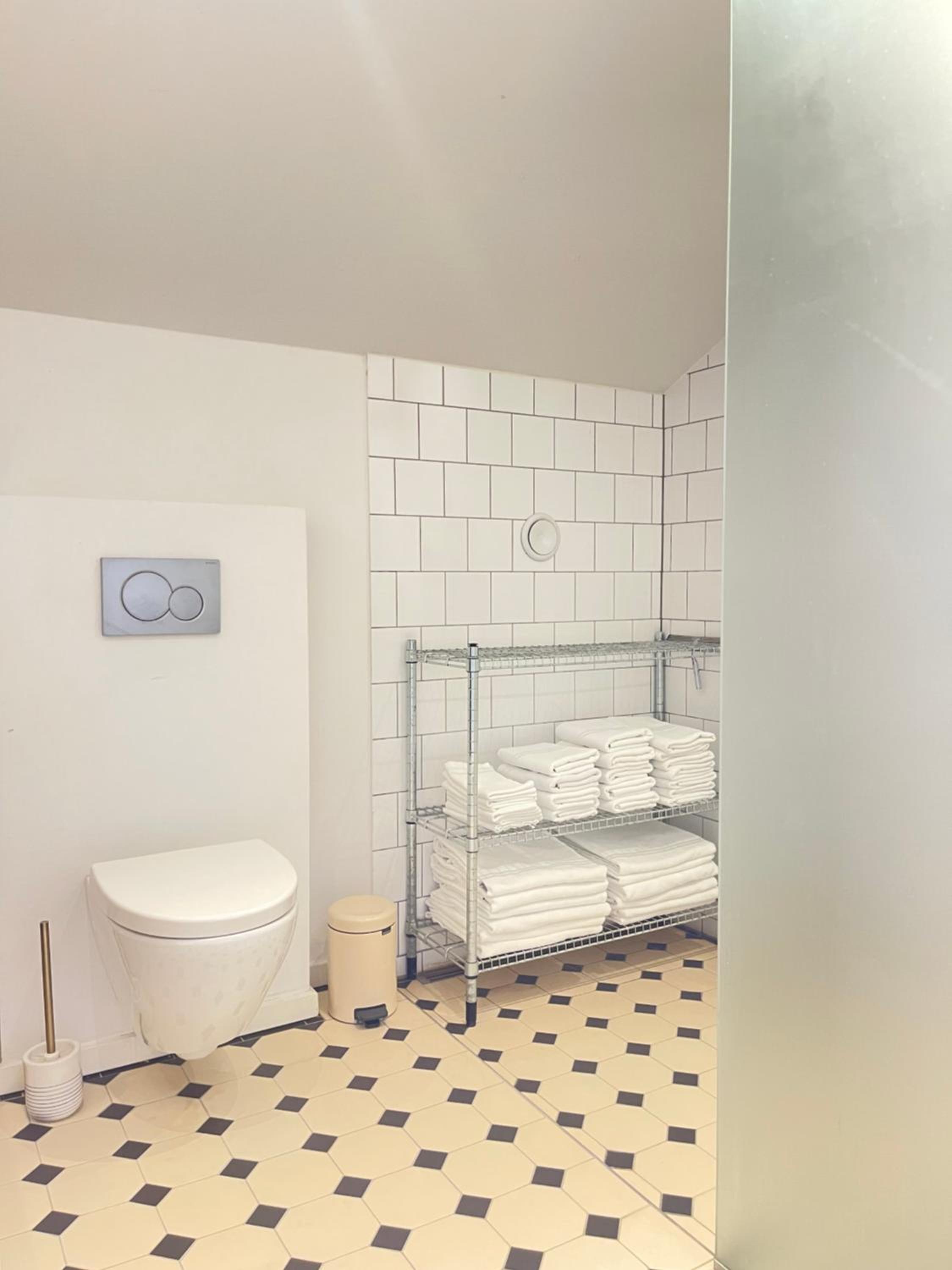 Eksklusiv taglejlighed med hav- og skovudsigt