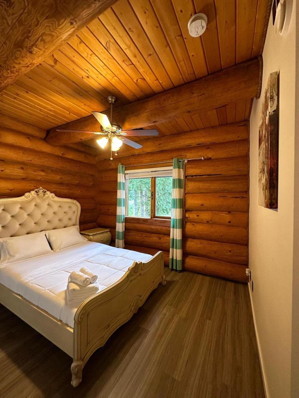 Opulent Oaks Chalet