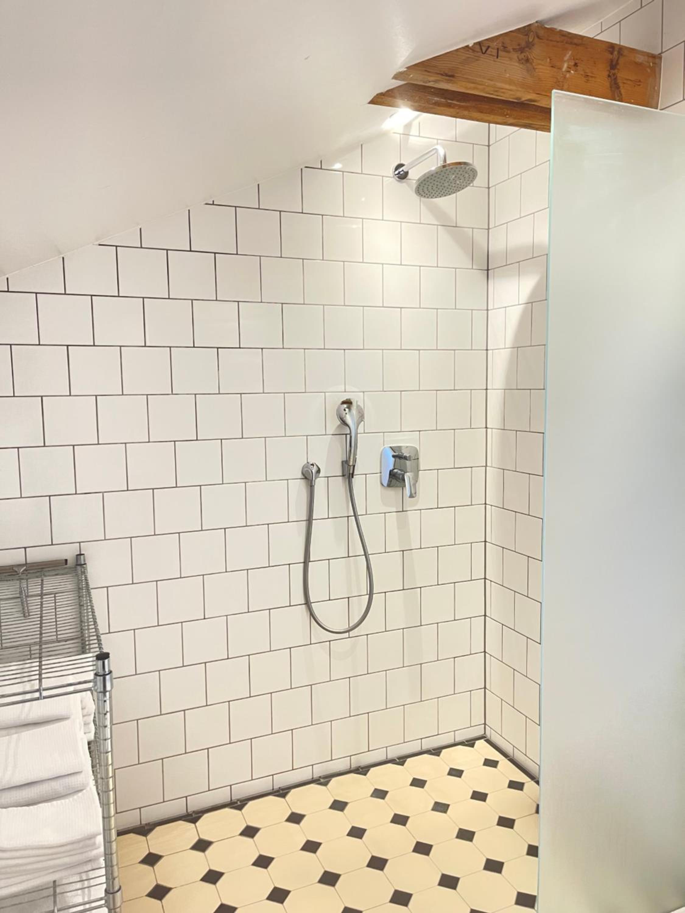 Eksklusiv taglejlighed med hav- og skovudsigt