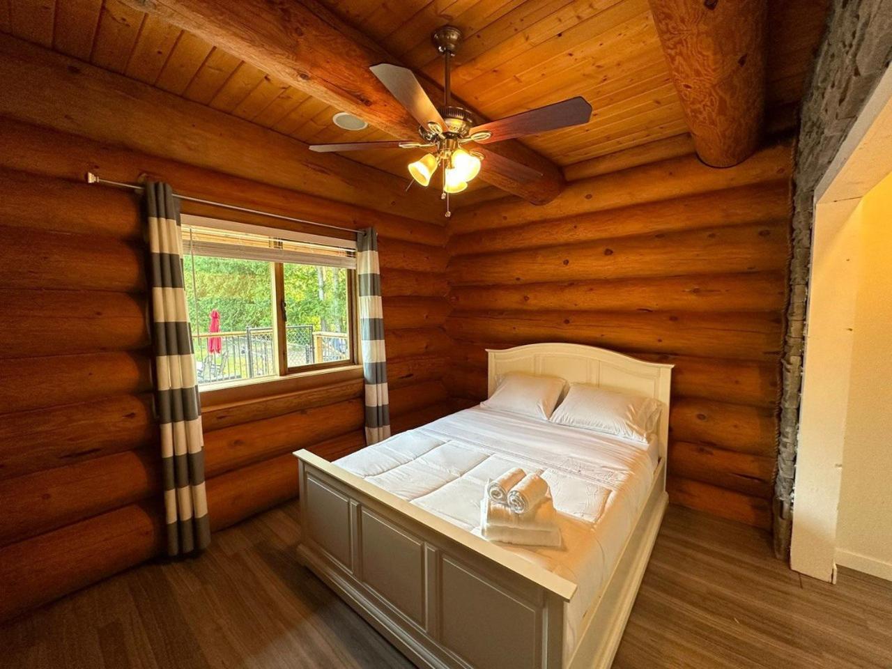 Opulent Oaks Chalet
