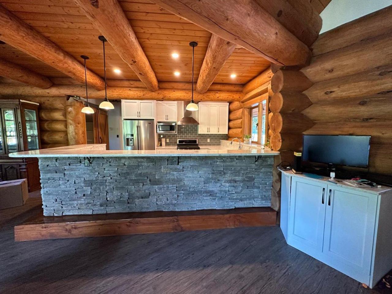 Opulent Oaks Chalet