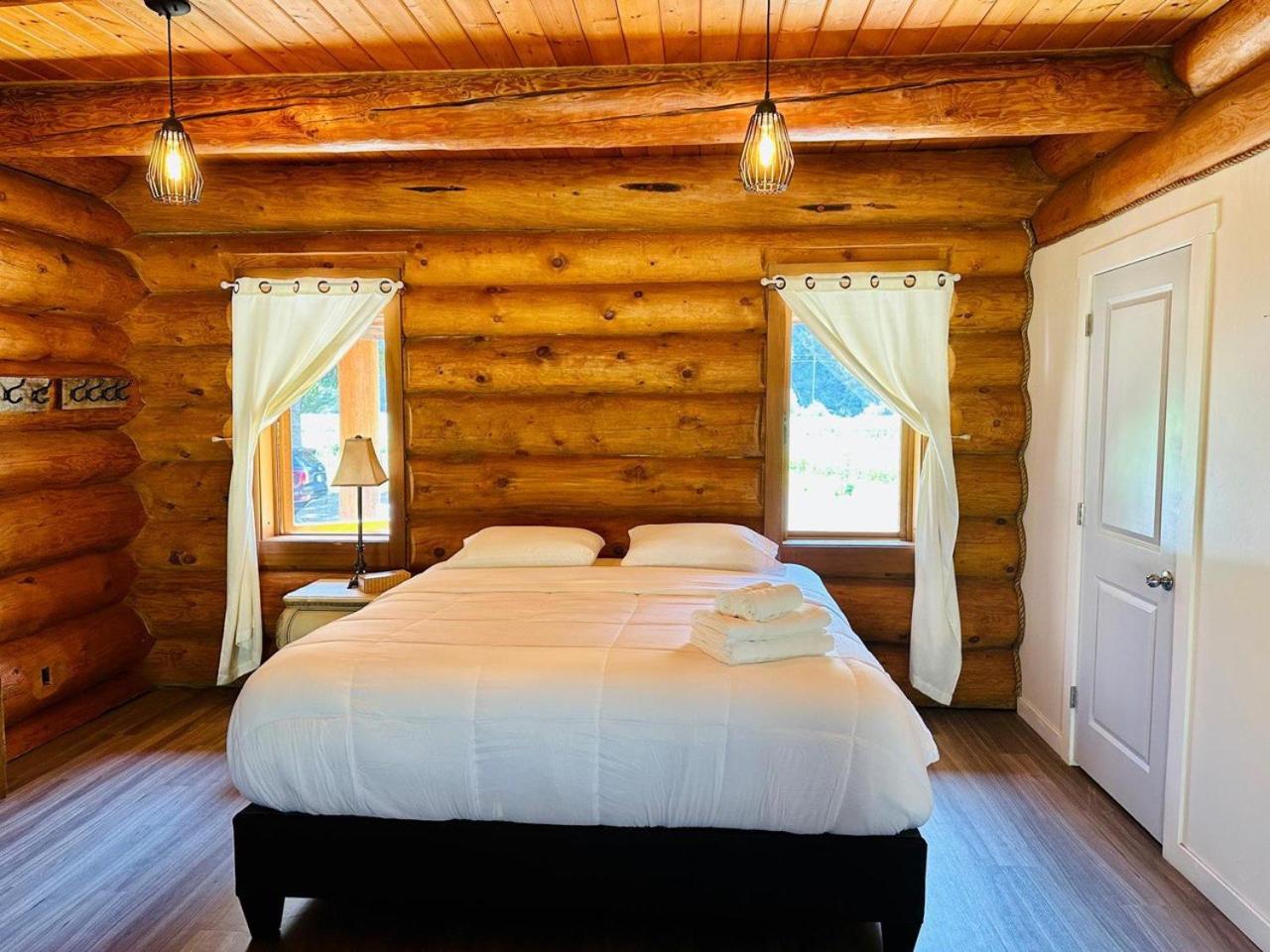 Opulent Oaks Chalet