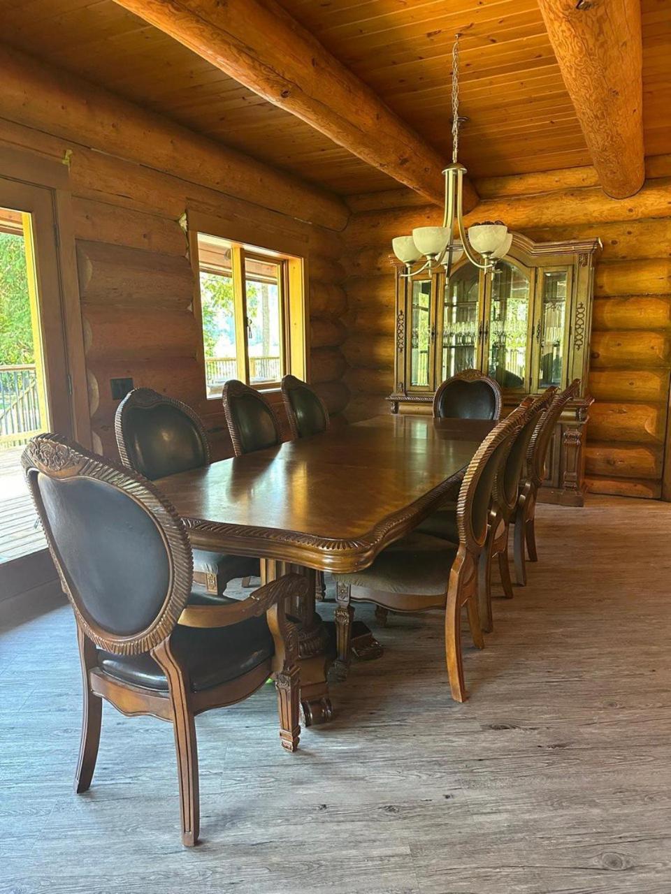 Opulent Oaks Chalet