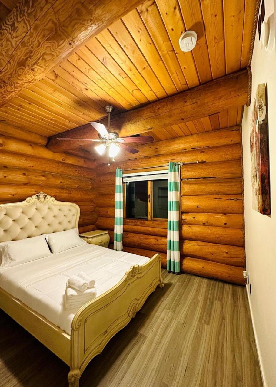 Opulent Oaks Chalet