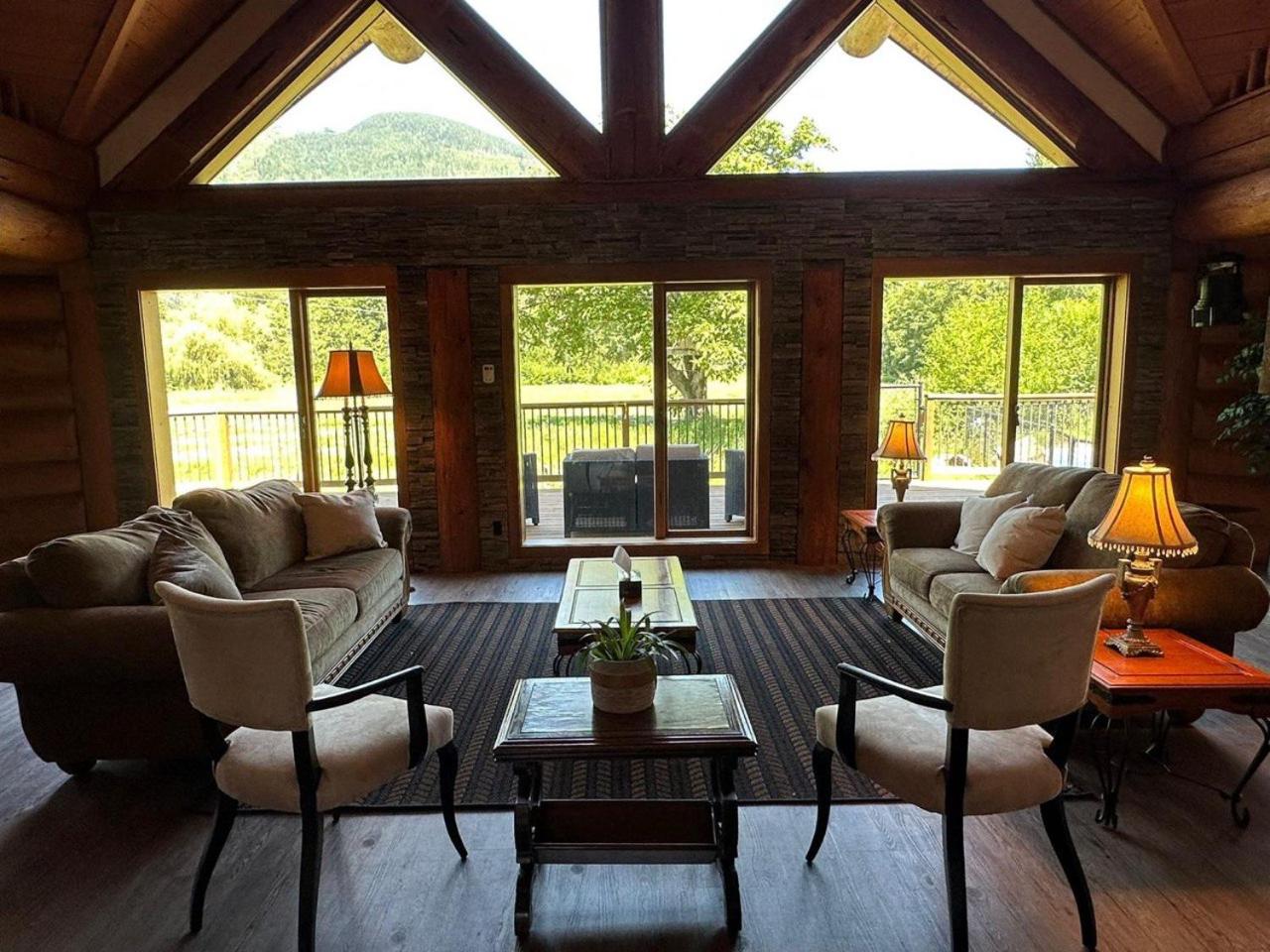 Opulent Oaks Chalet