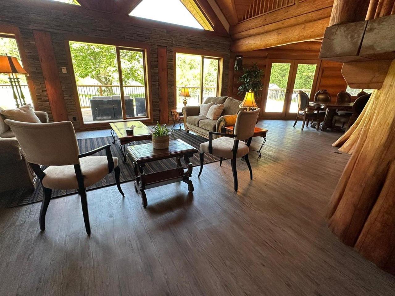 Opulent Oaks Chalet