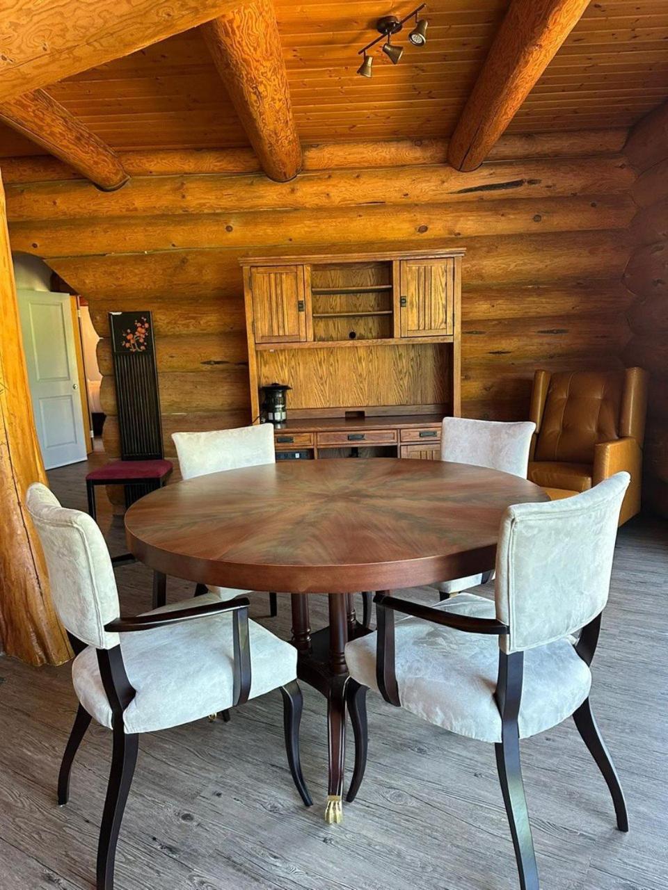 Opulent Oaks Chalet