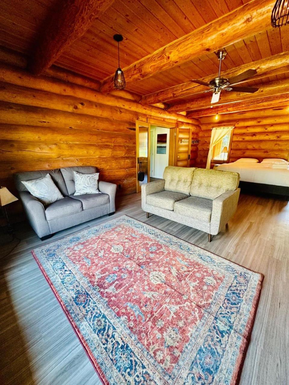 Opulent Oaks Chalet