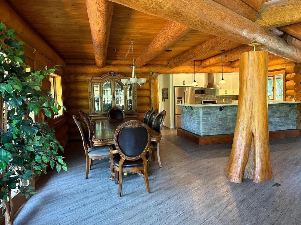 Opulent Oaks Chalet