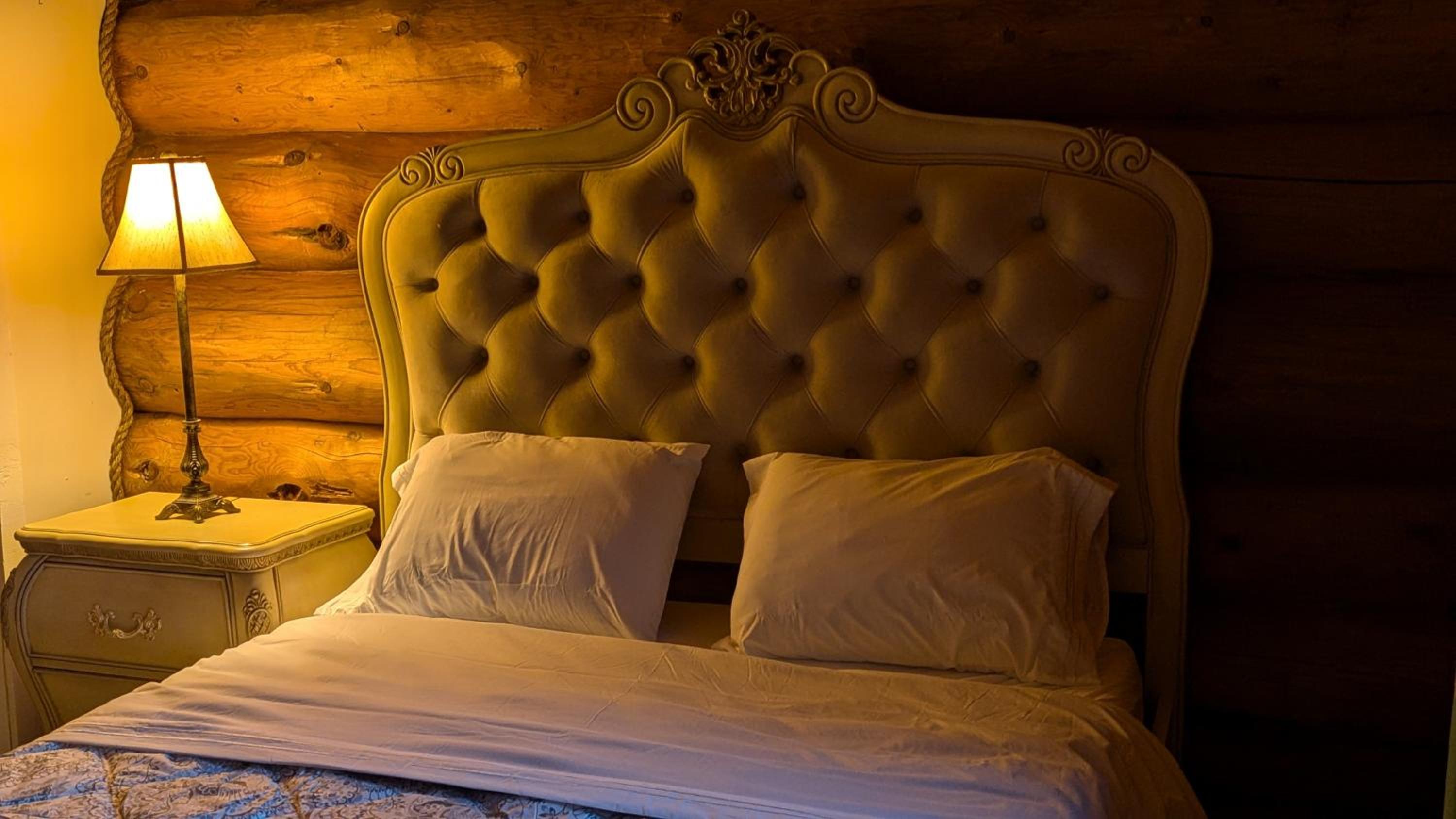 Opulent Oaks Chalet