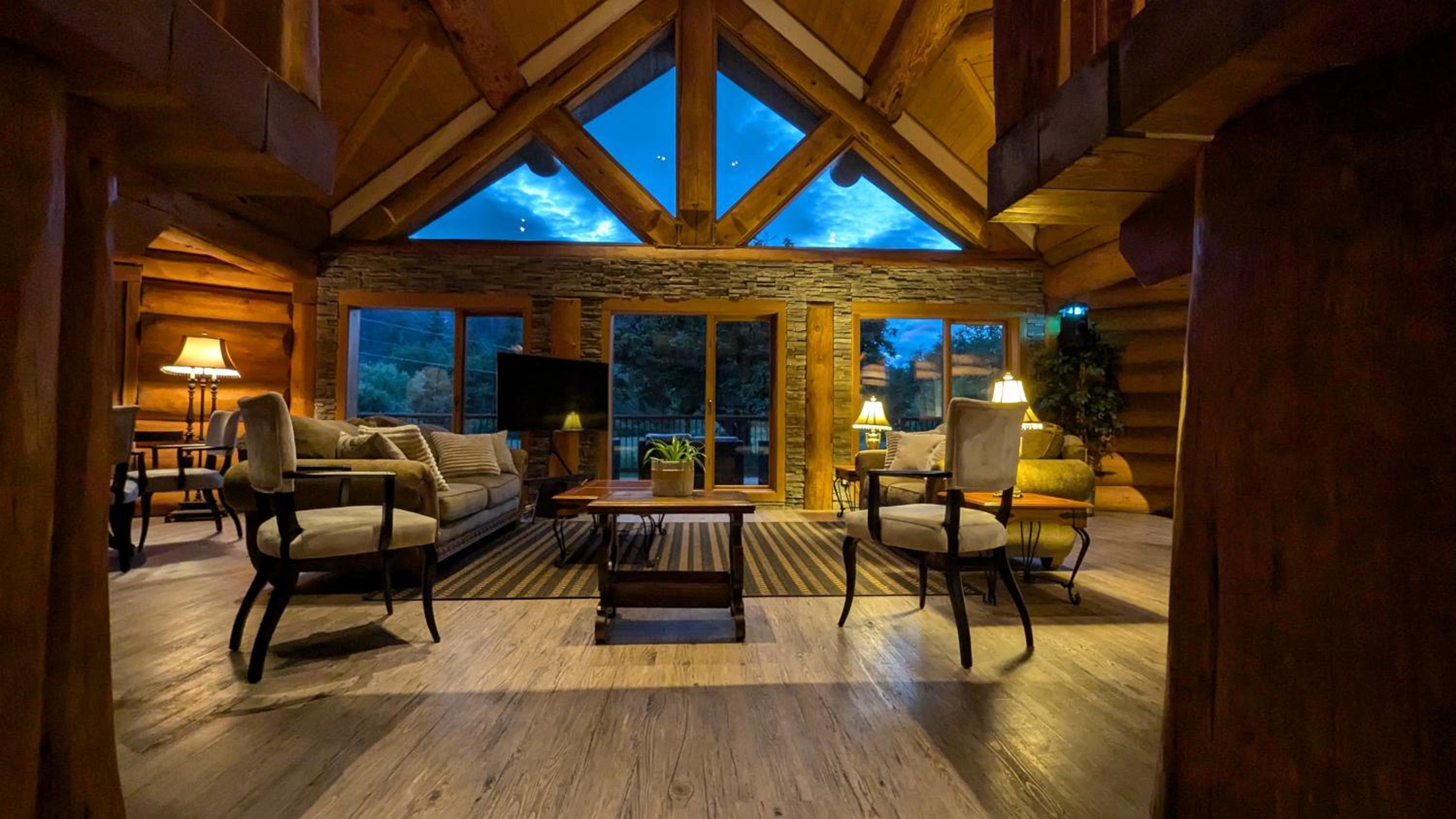 Opulent Oaks Chalet