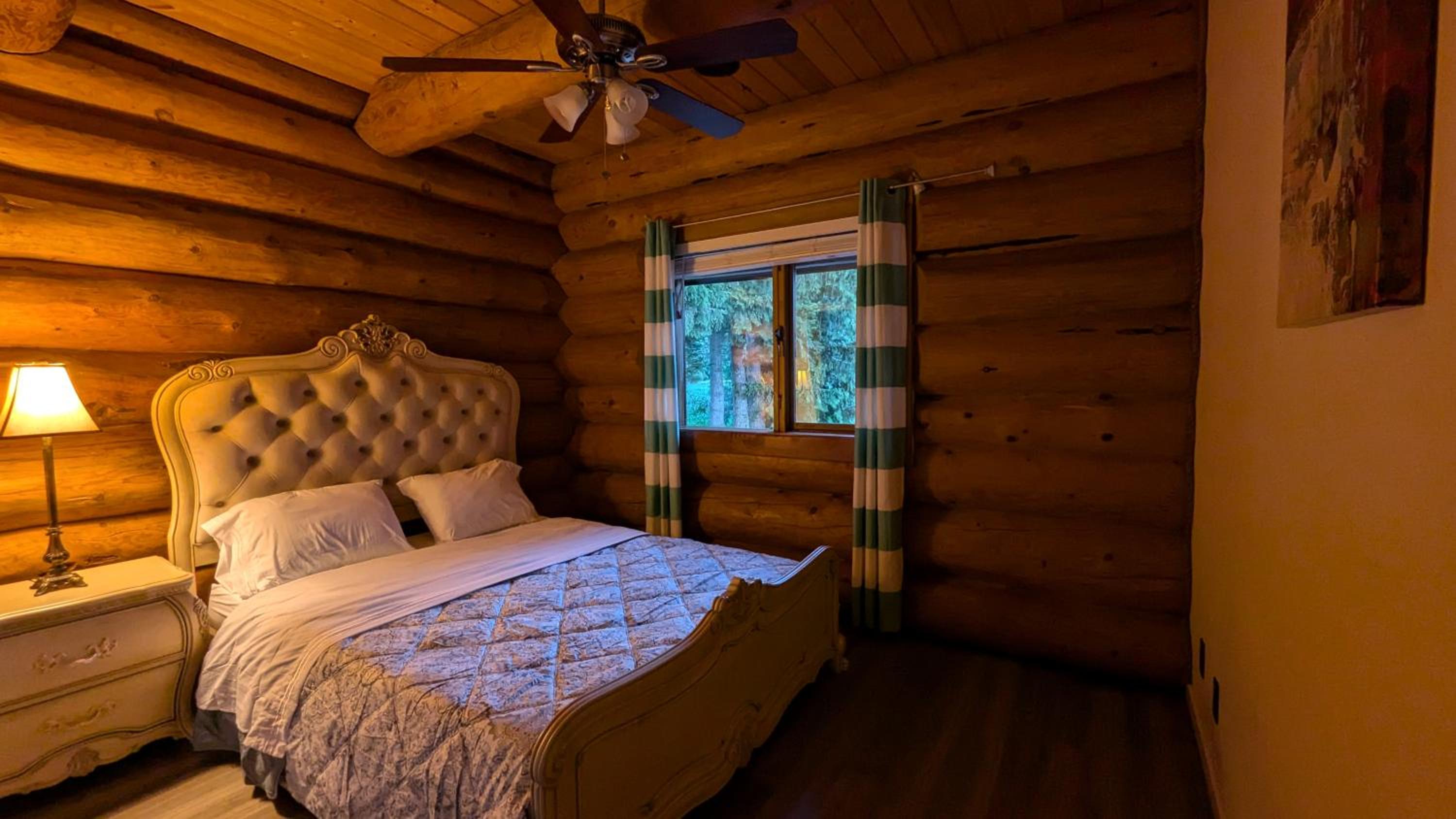 Opulent Oaks Chalet