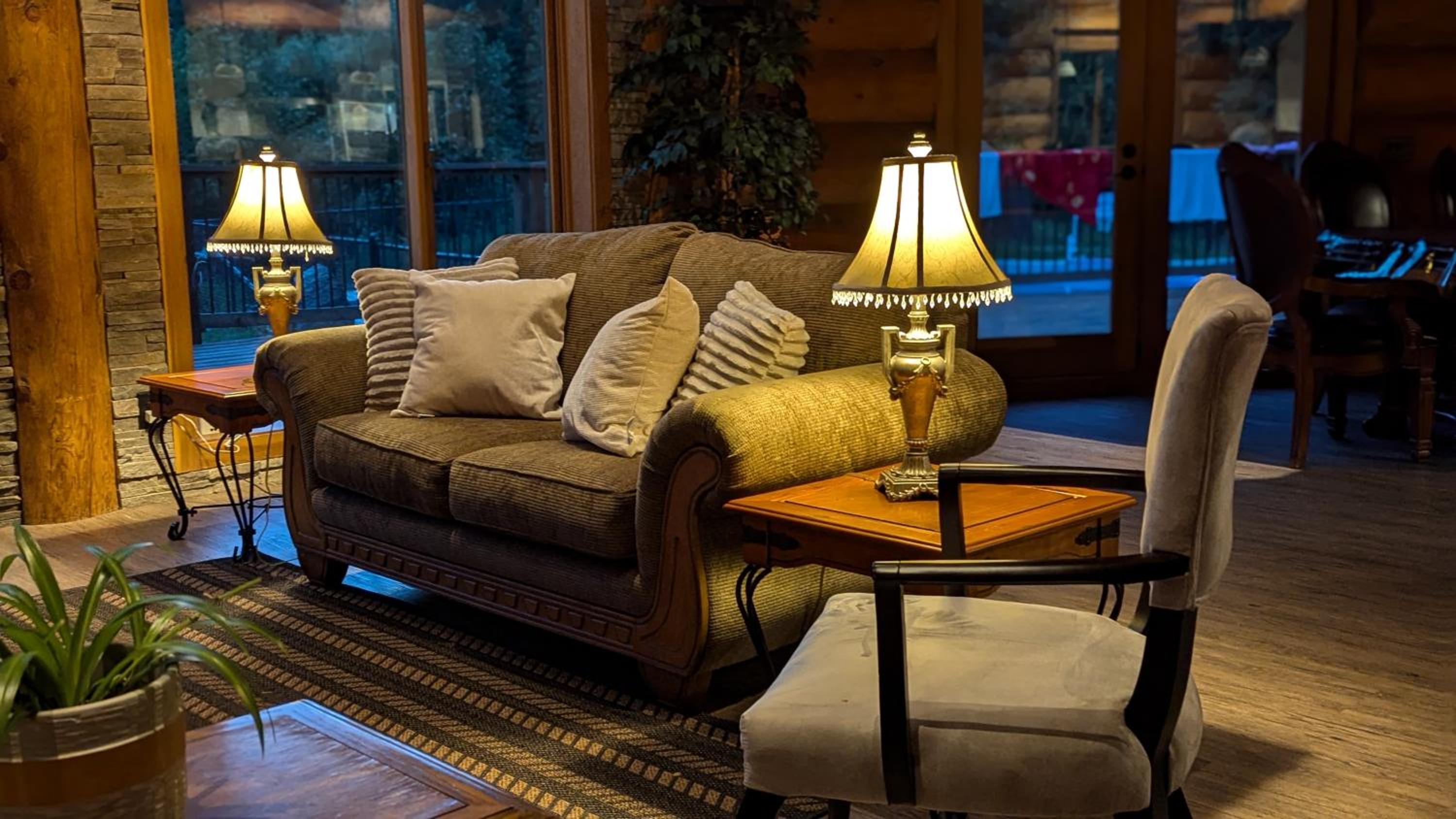Opulent Oaks Chalet