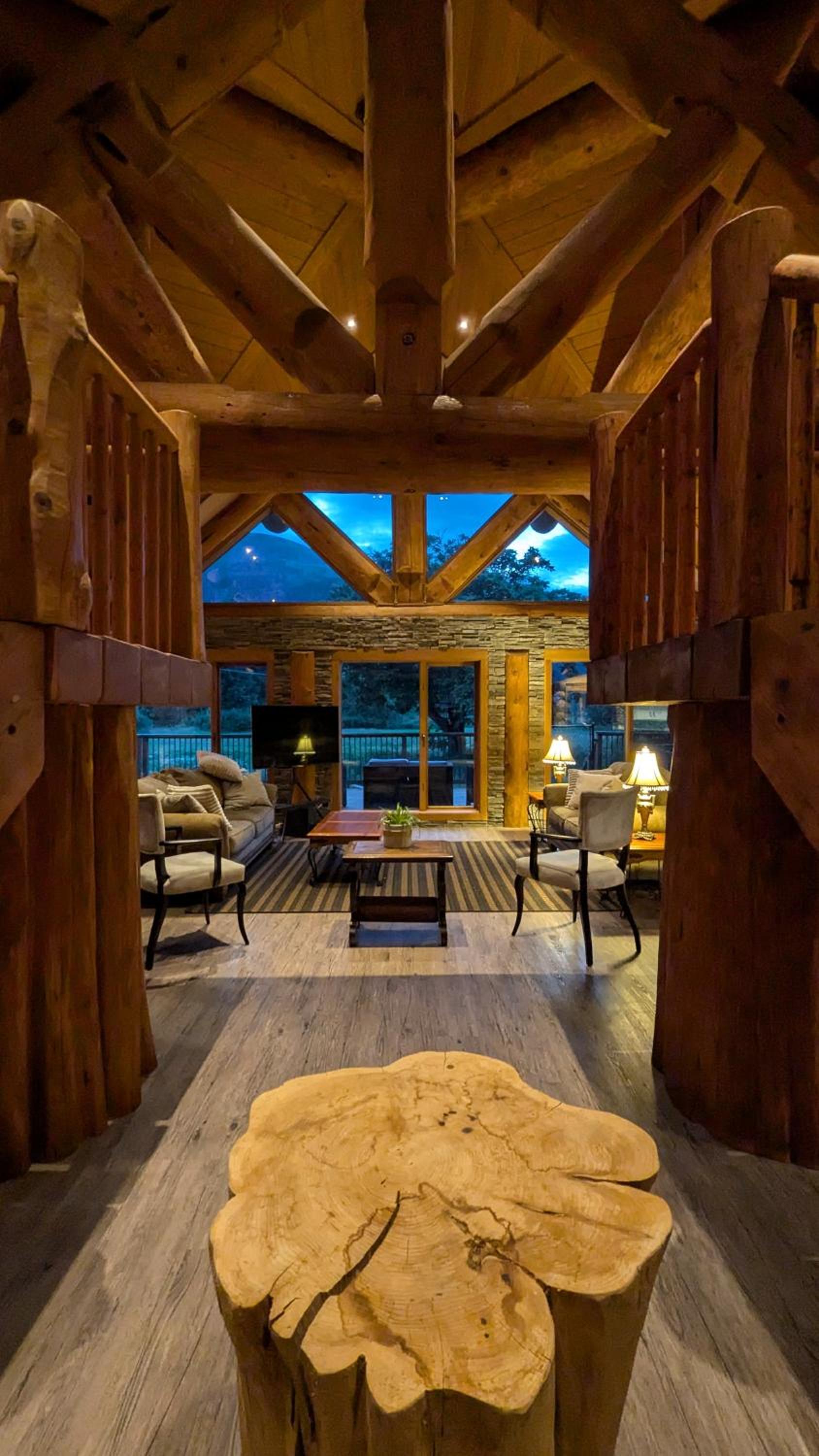 Opulent Oaks Chalet