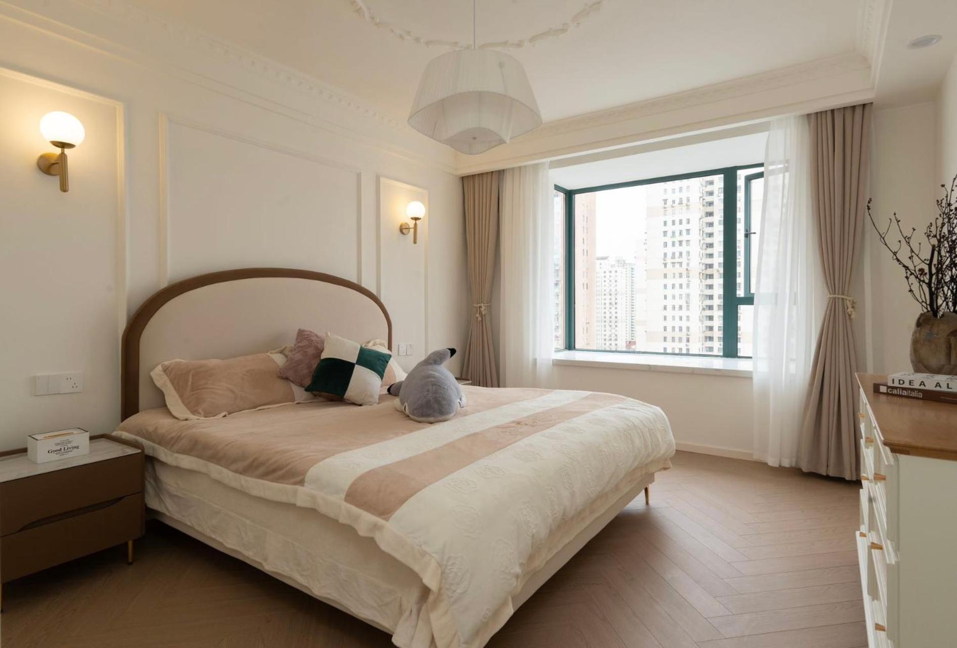 Eastern Hub - Bund Branch French Romantic 3BR Apt with City View, Close to the Bund and Xintiandi, with French Windows