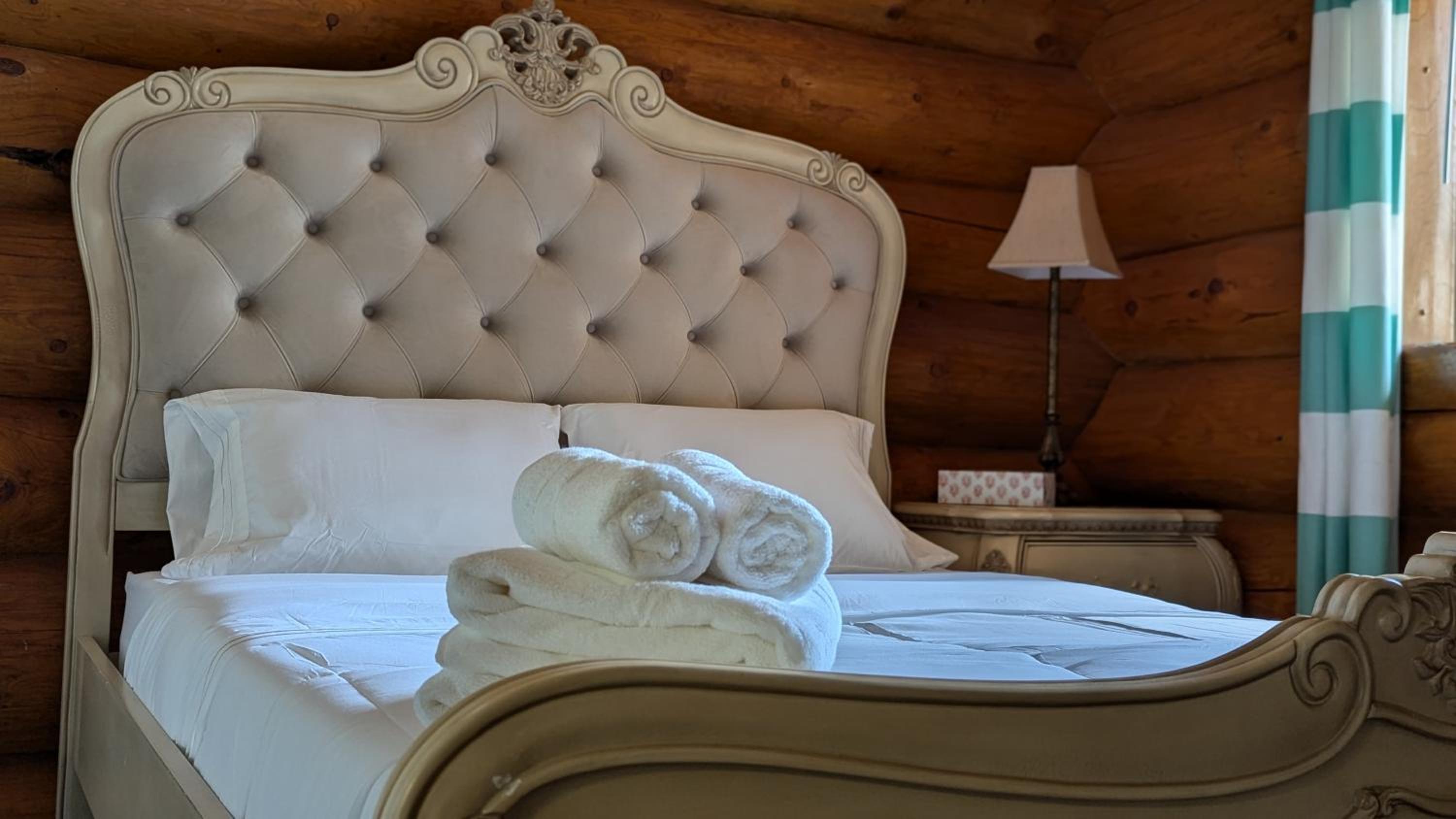 Opulent Oaks Chalet