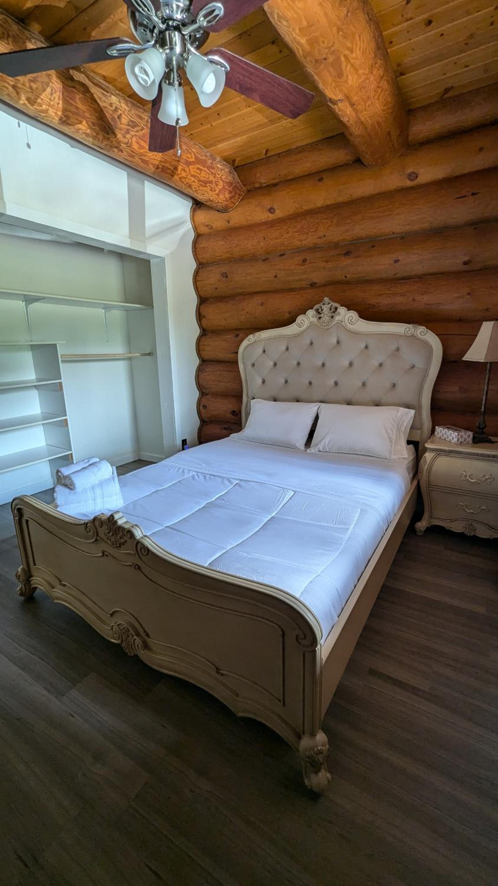 Opulent Oaks Chalet