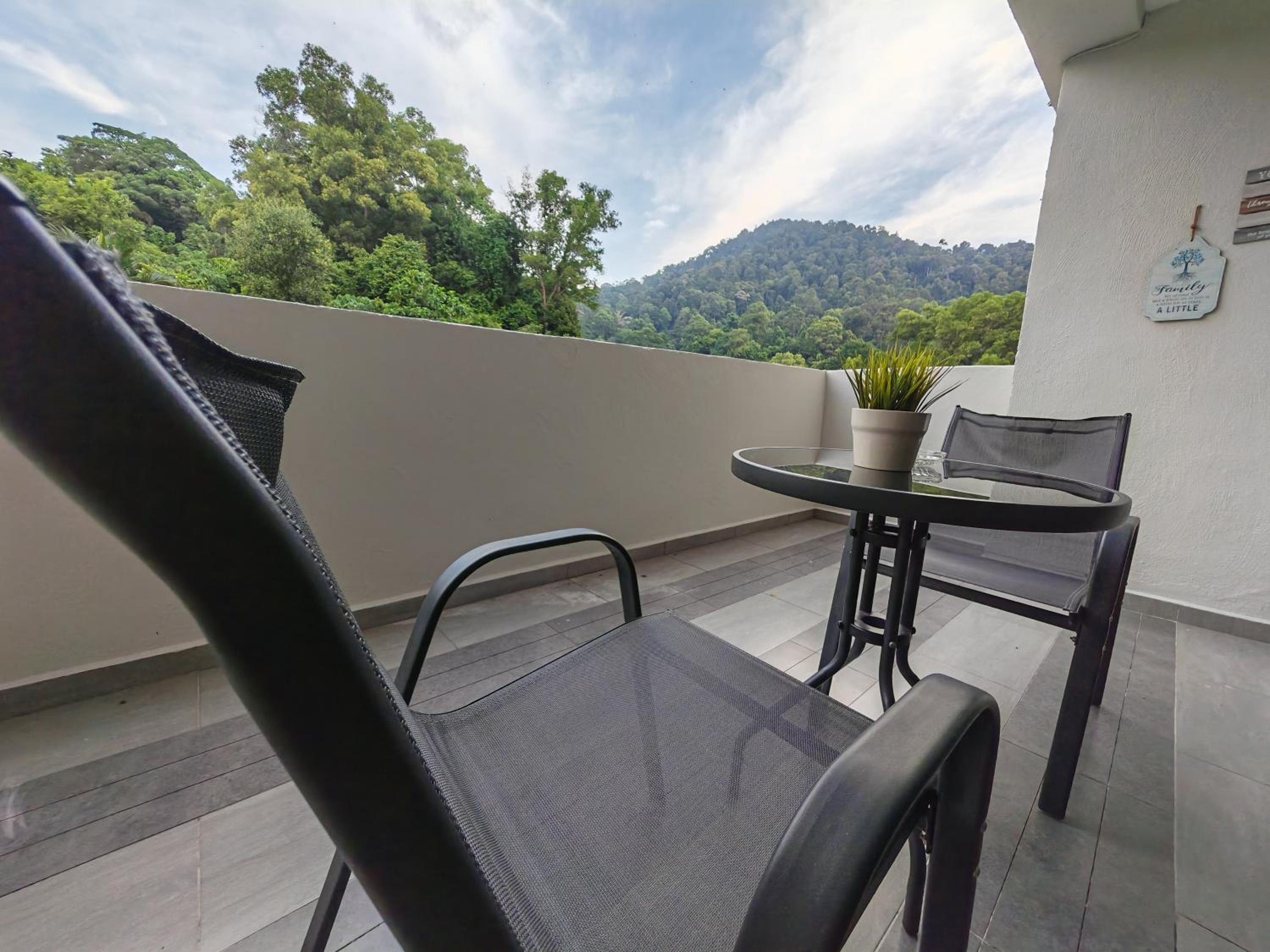 Cosy Designer's Home By The Mountain photo 1