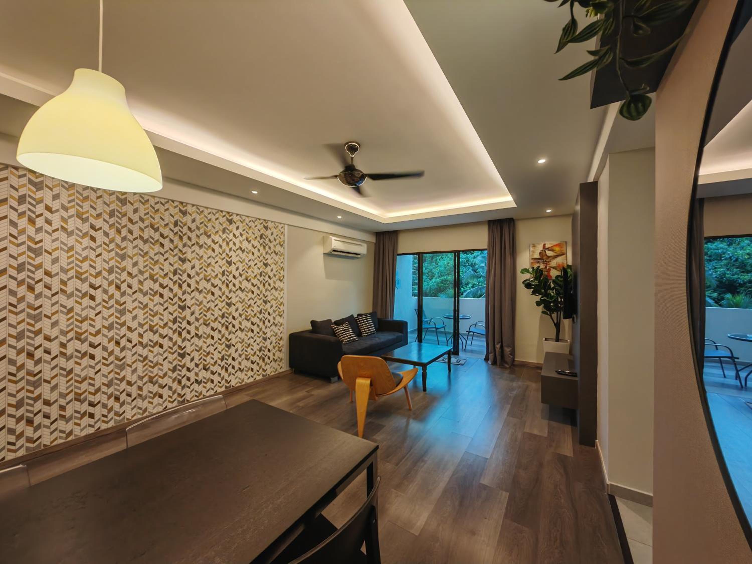 Cosy Designer's Home By The Mountain
