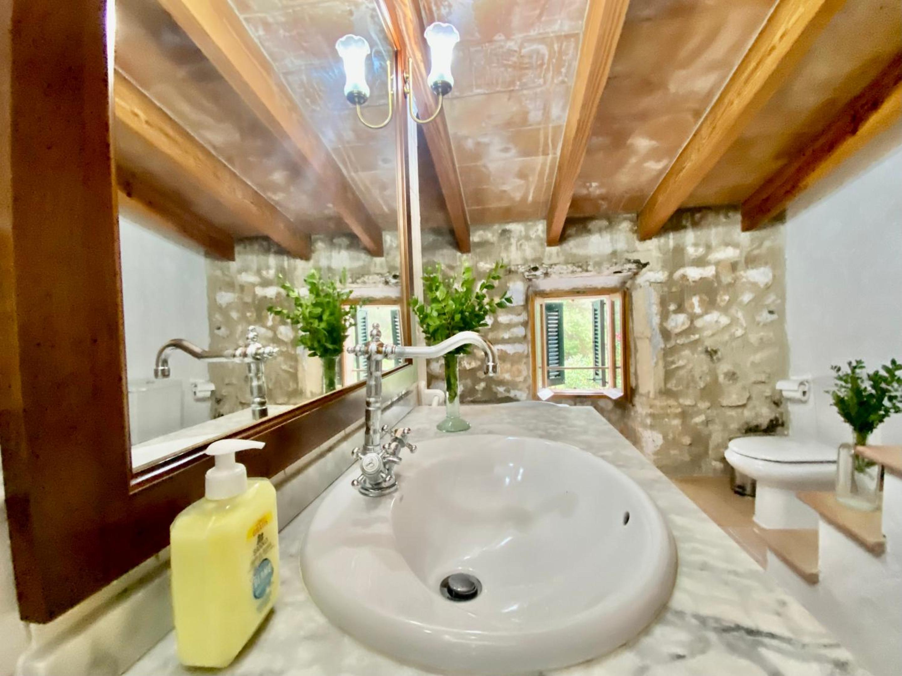 Spacious Apartment with Mountain View in Pollenca en Pollença — bathroom