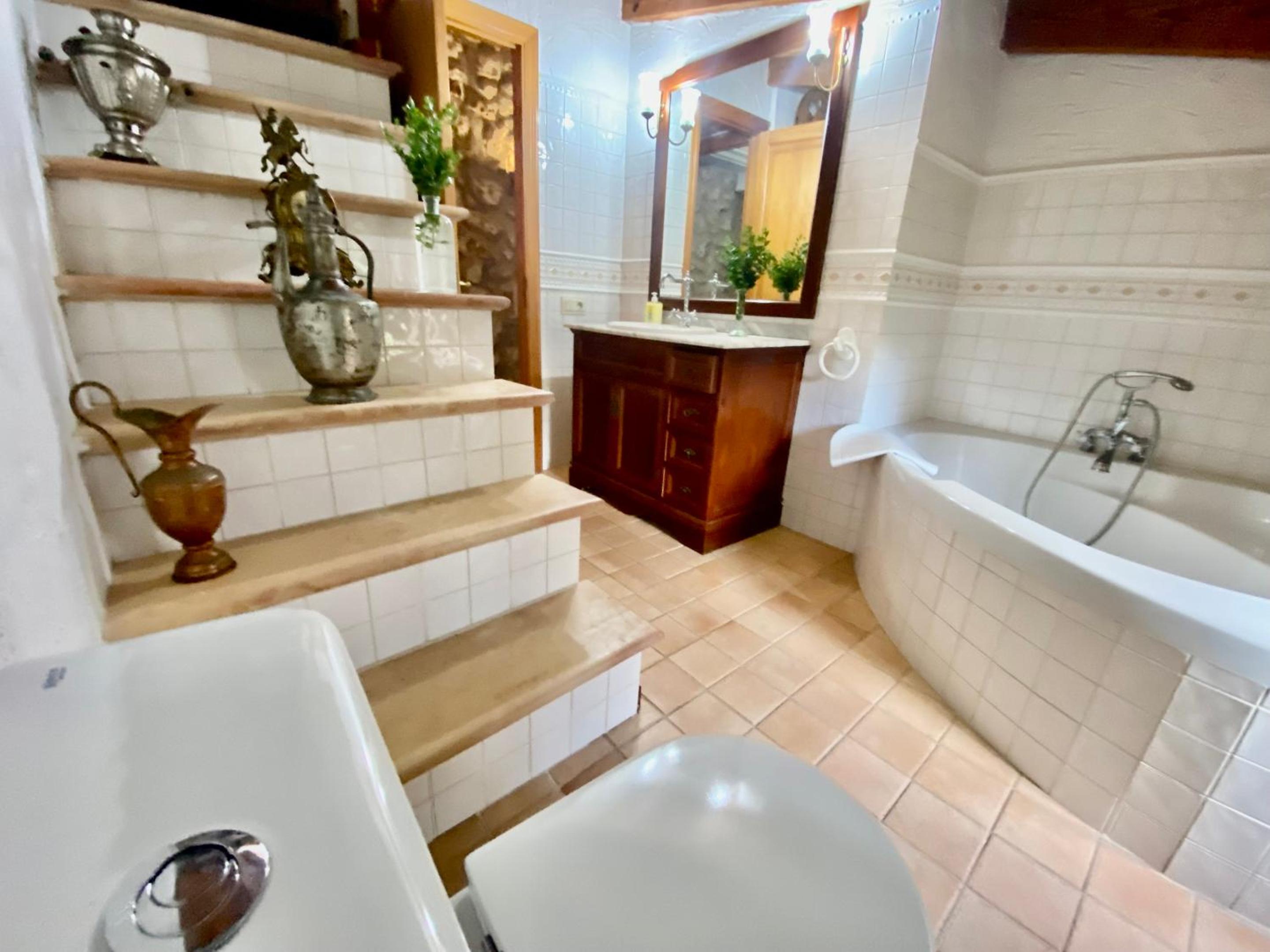 Spacious Apartment with Mountain View in Pollenca en Pollença — bathroom
