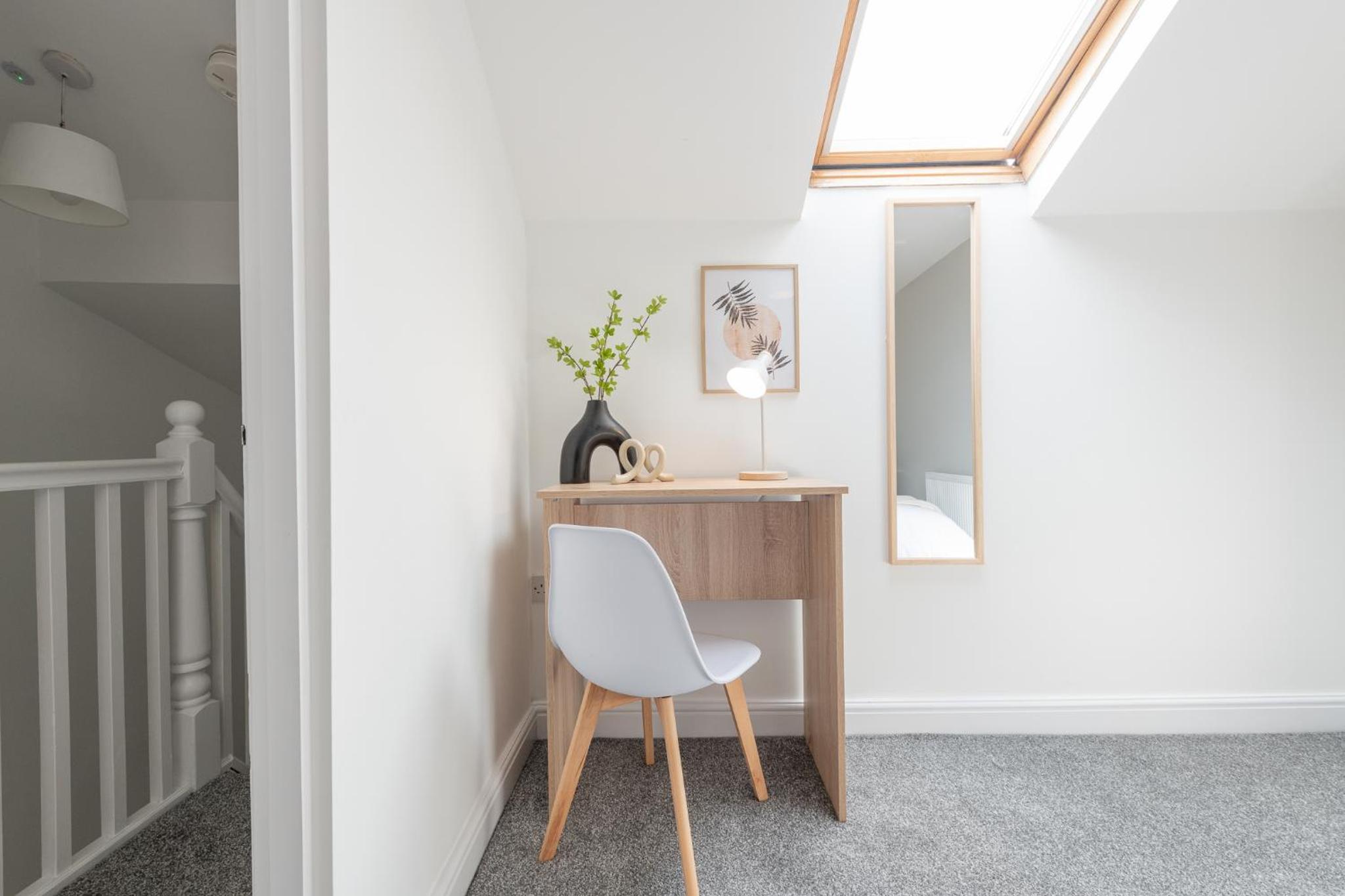Modern Salford 3 Bedroom House, 3 Bathroom, Easy Manchester Access, Ideal for Contractors & Long Stays - NordStay view 4