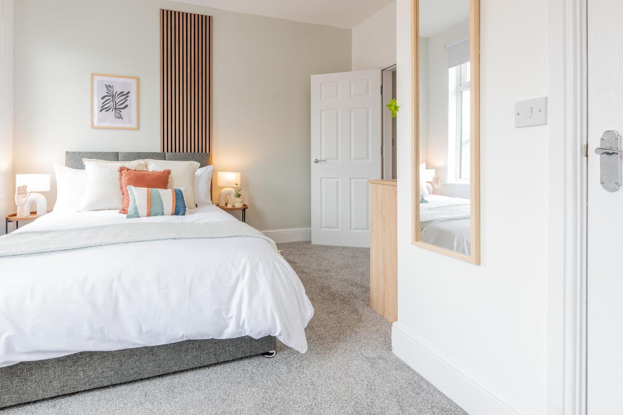 Modern Salford 3 Bedroom House, 3 Bathroom, Easy Manchester Access, Ideal for Contractors & Long Stays - NordStay view 2