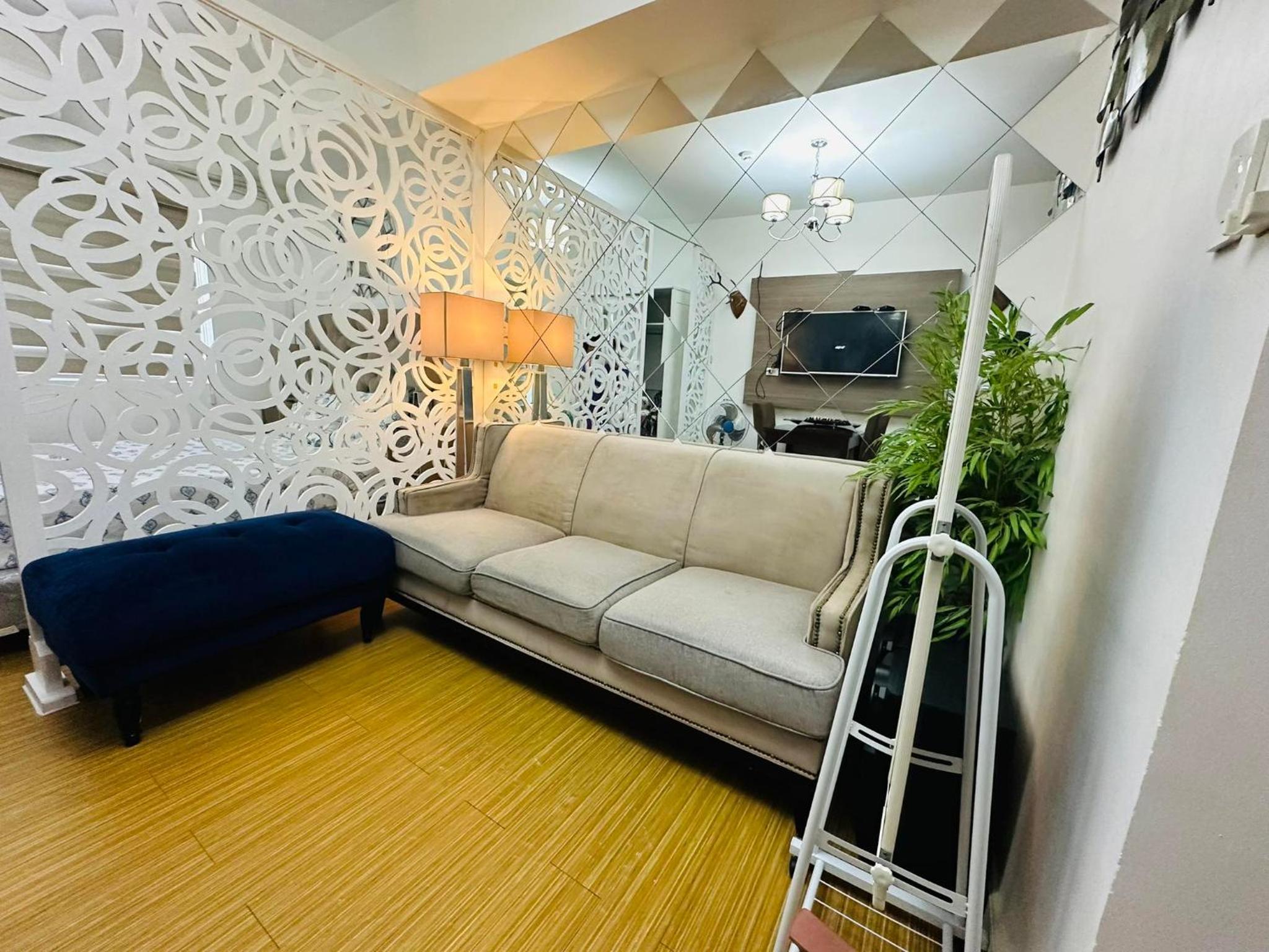 Near Bgc 1 bedroom with balcony Neflix