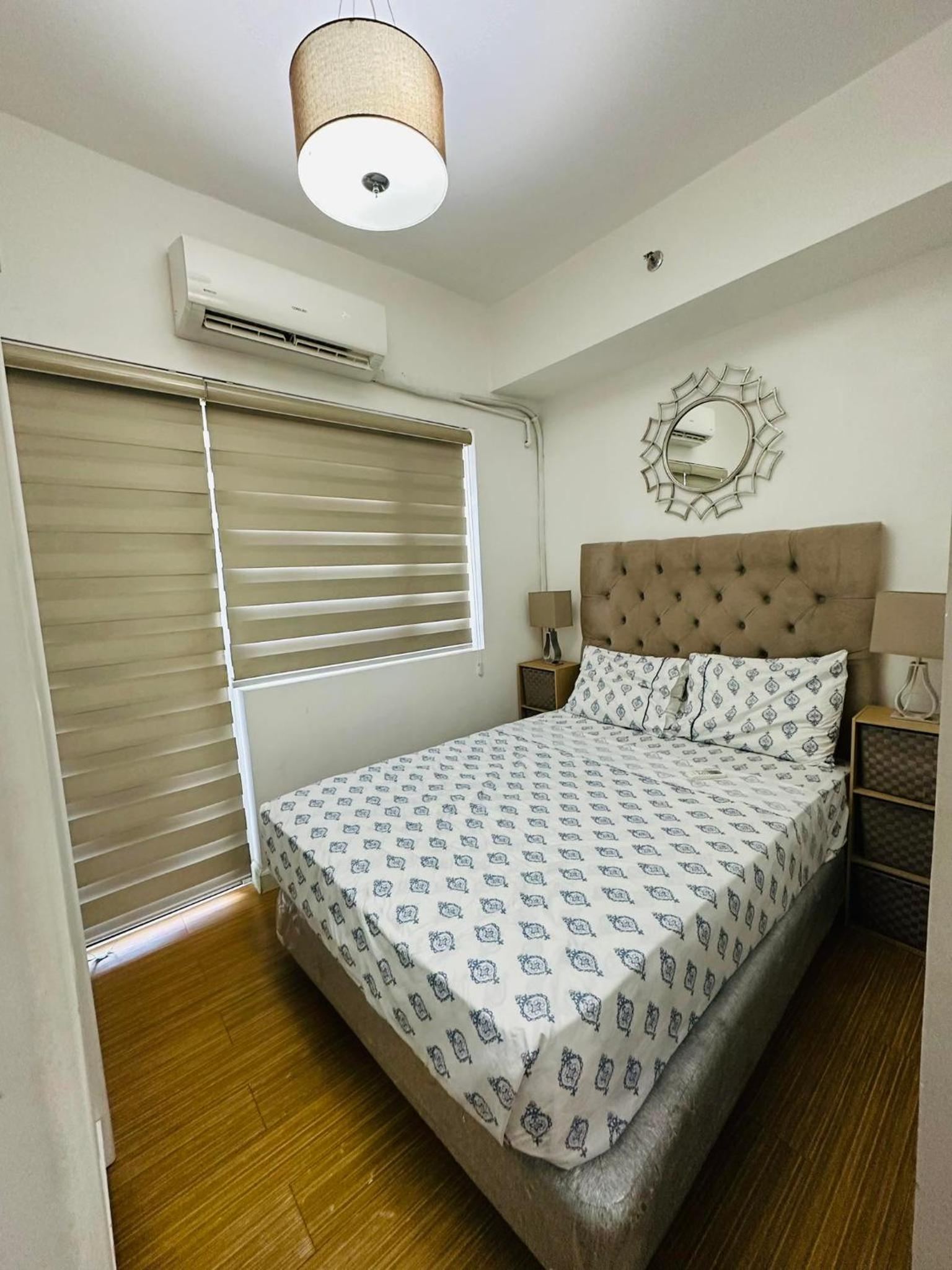 Near Bgc 1 bedroom with balcony Neflix