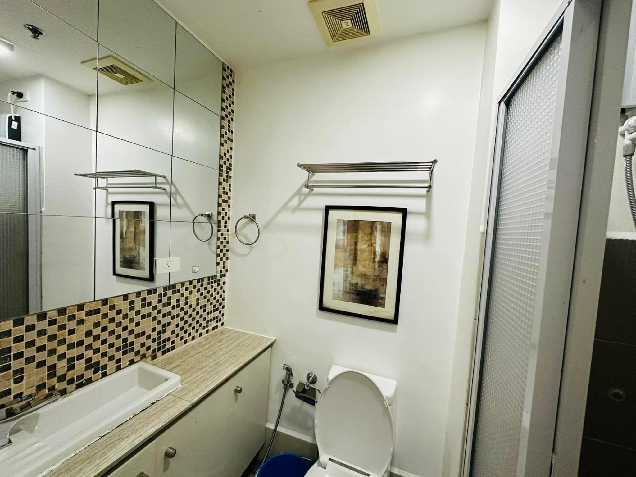 Near Bgc 1 bedroom with balcony Neflix