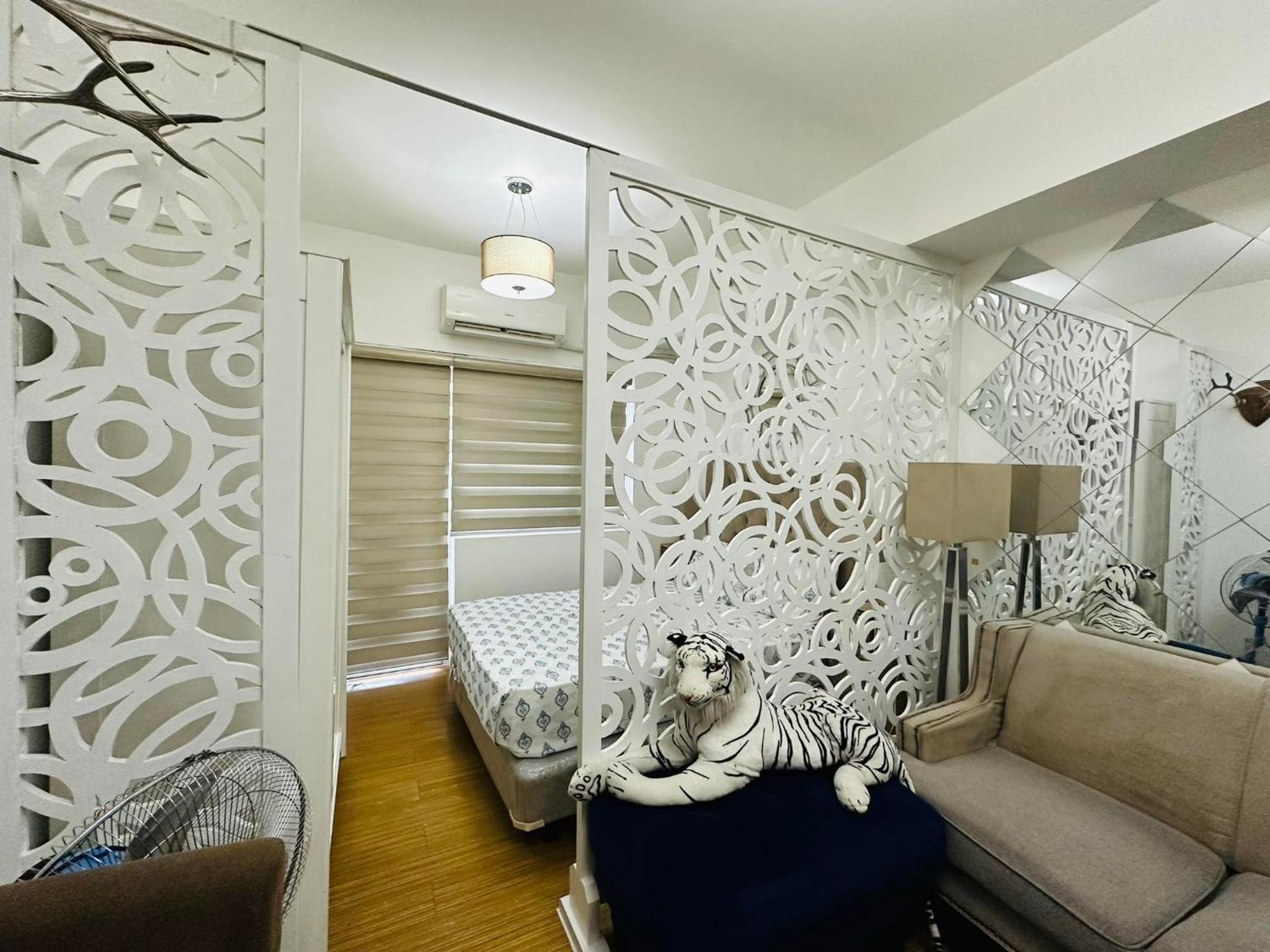 Near Mc kinley BGC 1 bedroom with balcony Neflix view 3