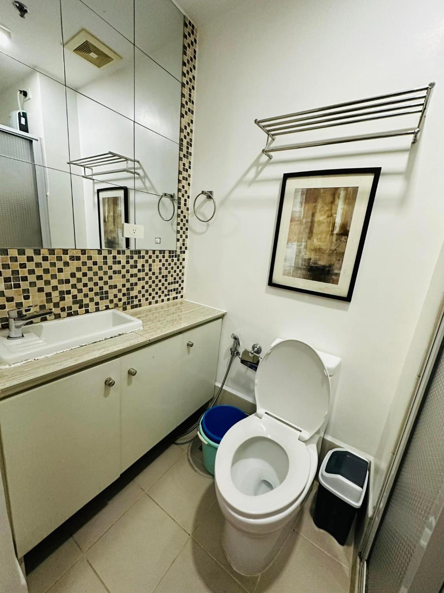 Near Mc kinley BGC 1 bedroom with balcony Neflix view 5
