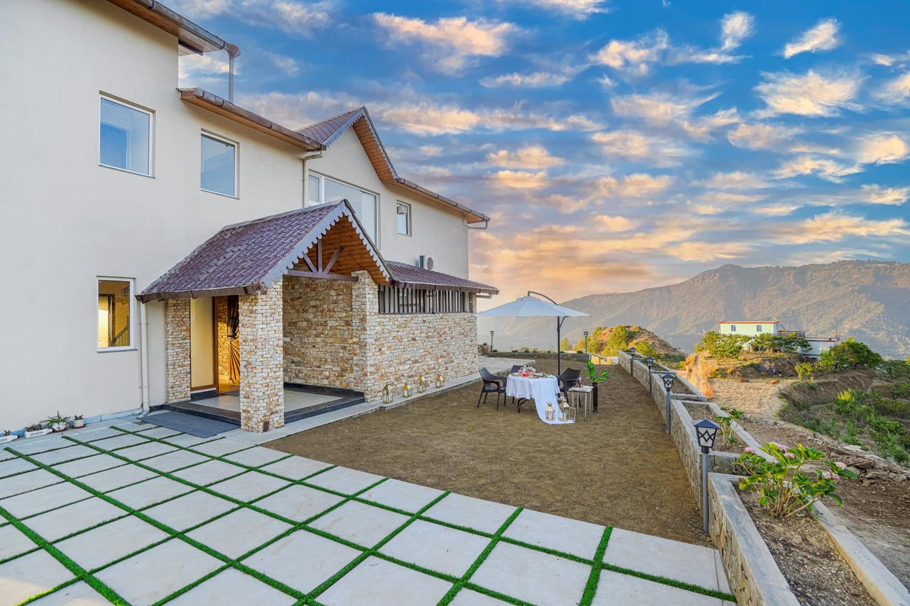 SaffronStays Ridgeview Manor, Mukteshwar - 3BHK Villa with Himalayan Views & Verandahs