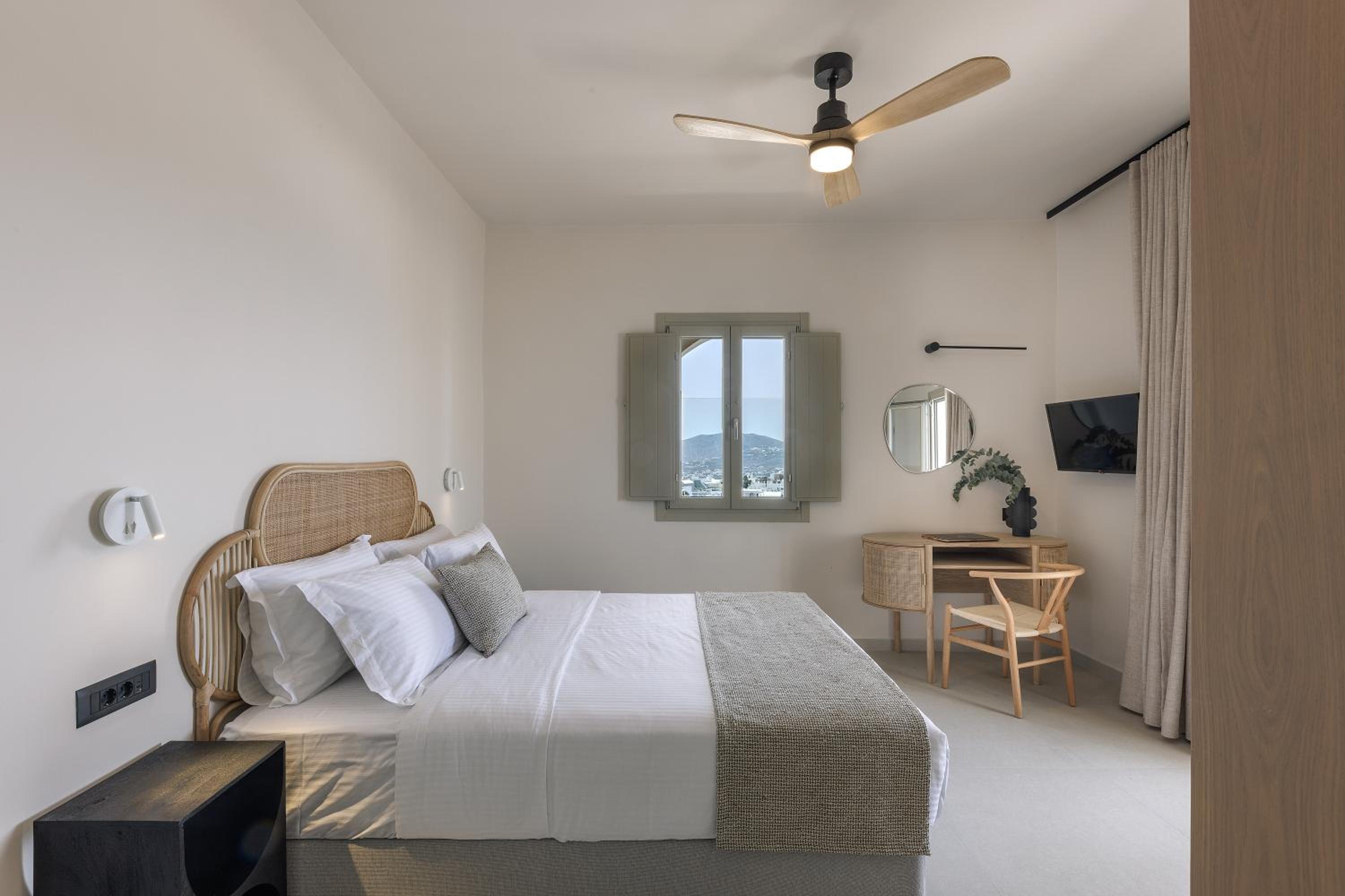 Morfes Luxury Suites by Caldera Houses