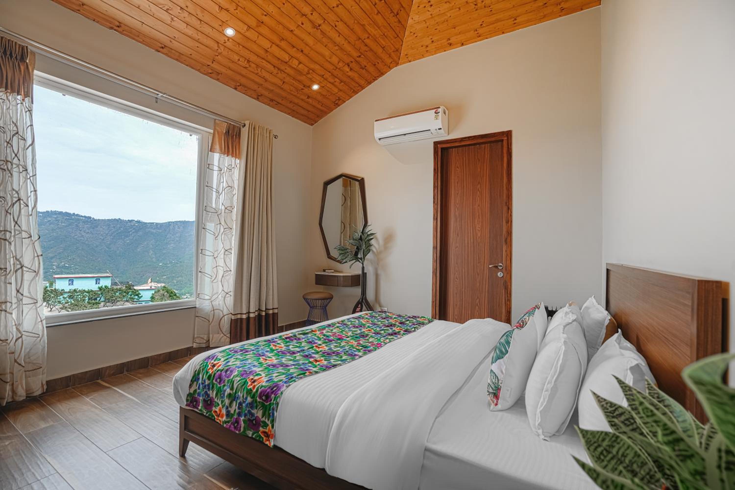 SaffronStays Ridgeview Manor, Mukteshwar - 3BHK Villa with Himalayan Views & Verandahs