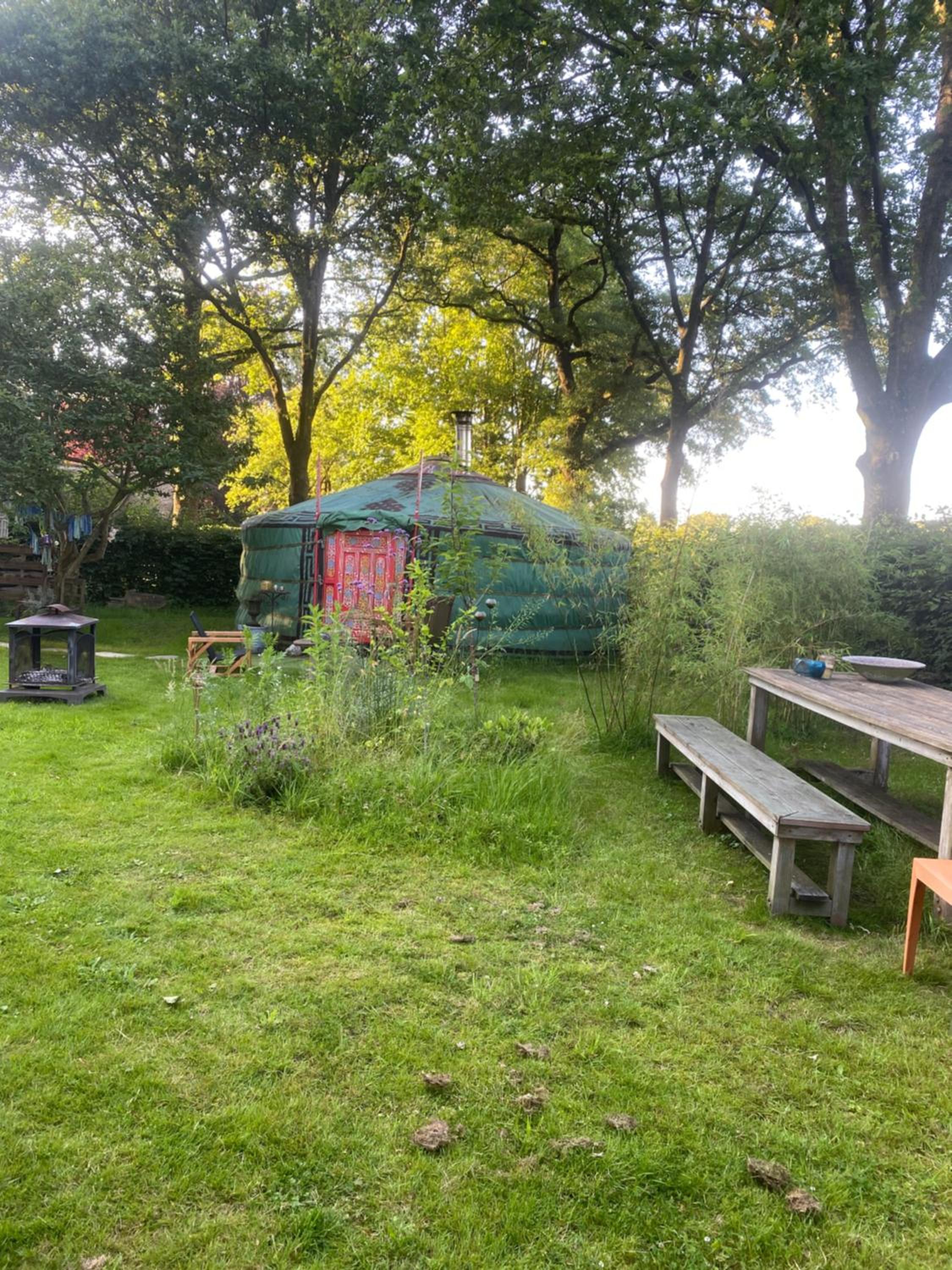 Het binnenerf yurt en keetjes view 3
