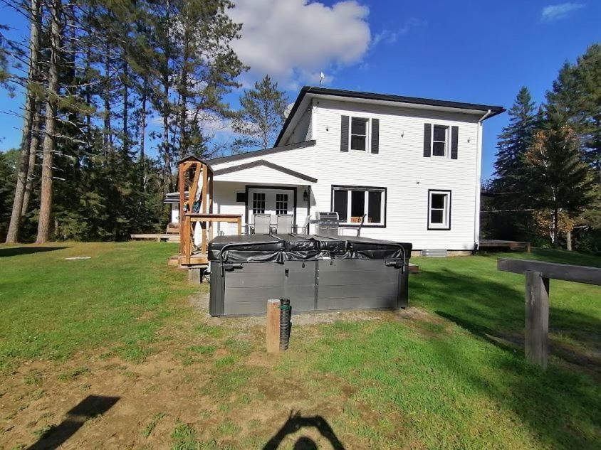 Domaine d'exception, bord de rivière, plage privée, spacieux chalet pour grande famille ou entre amis - activités, spa 10 places