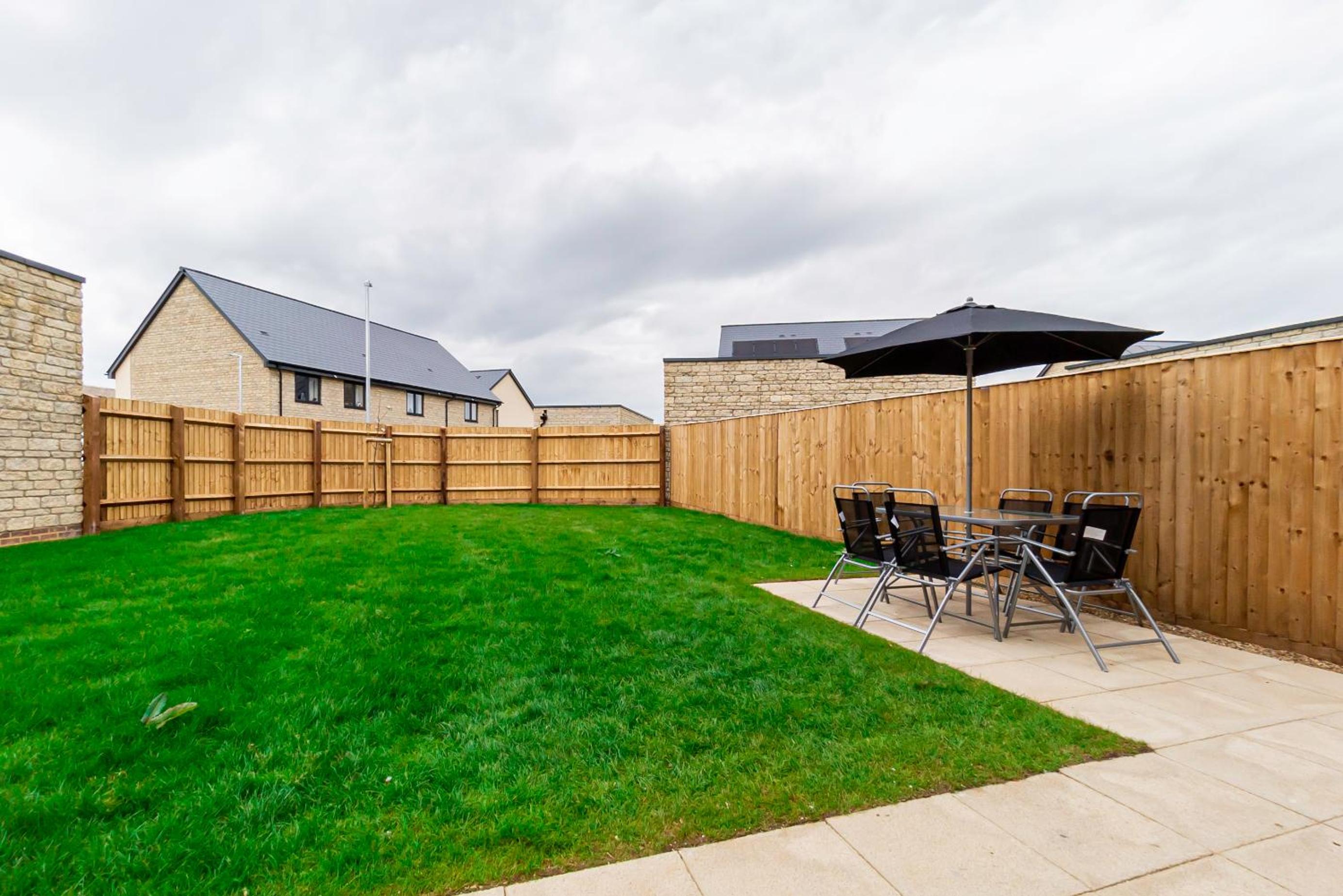 Contemporary 3-bed House with Parking & Garden view 5