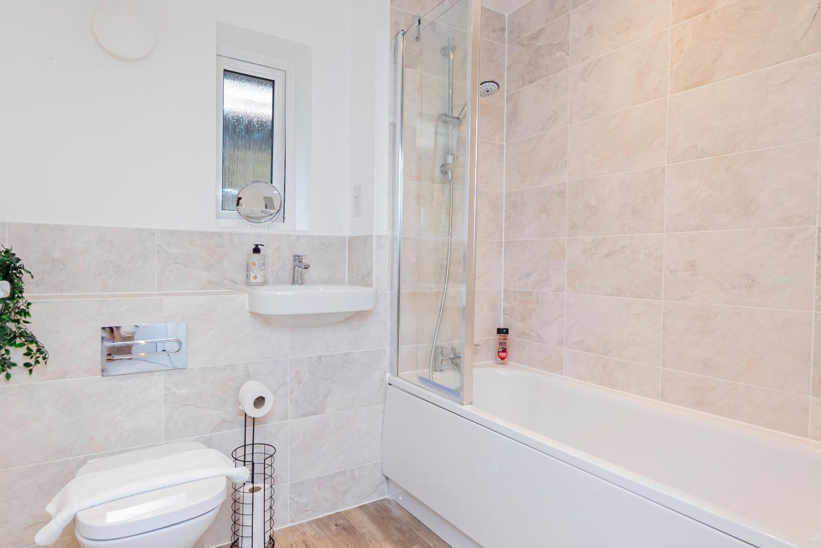 Contemporary 3-bed House with Parking & Garden view 4