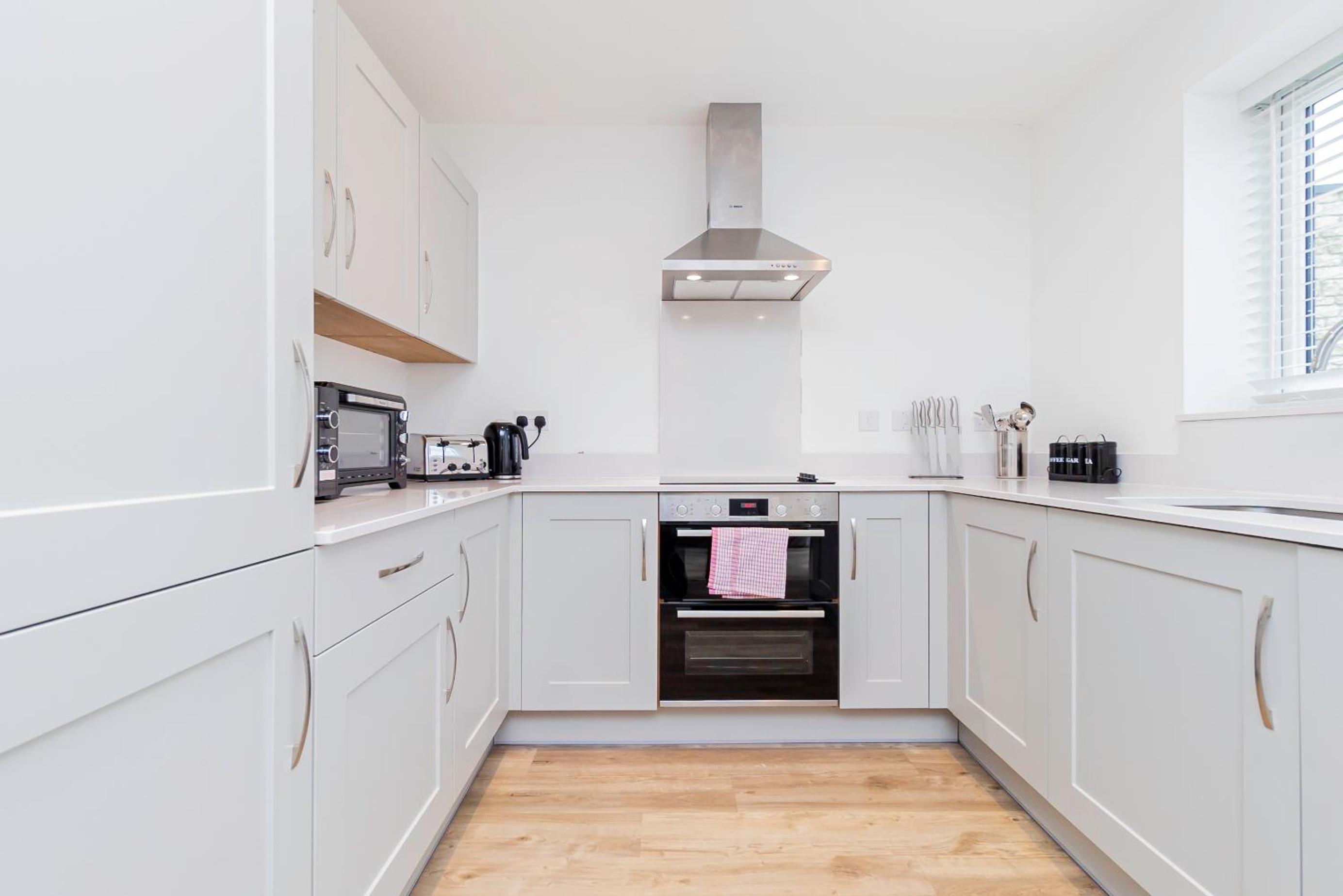 Contemporary 3-bed House with Parking & Garden view 2