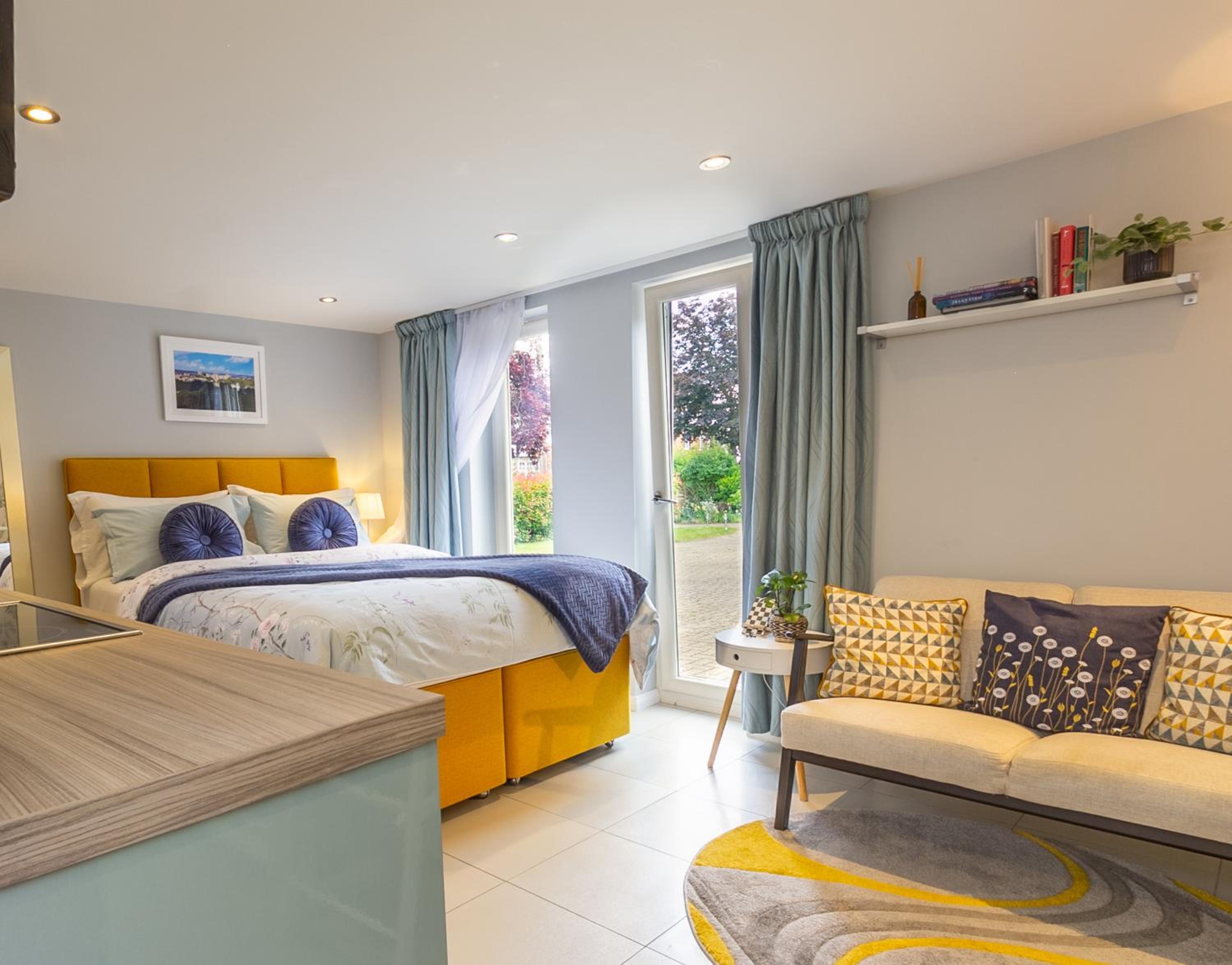 Stylish Studio-Walk to Windsor/Eton/Thames with Car Park view 2