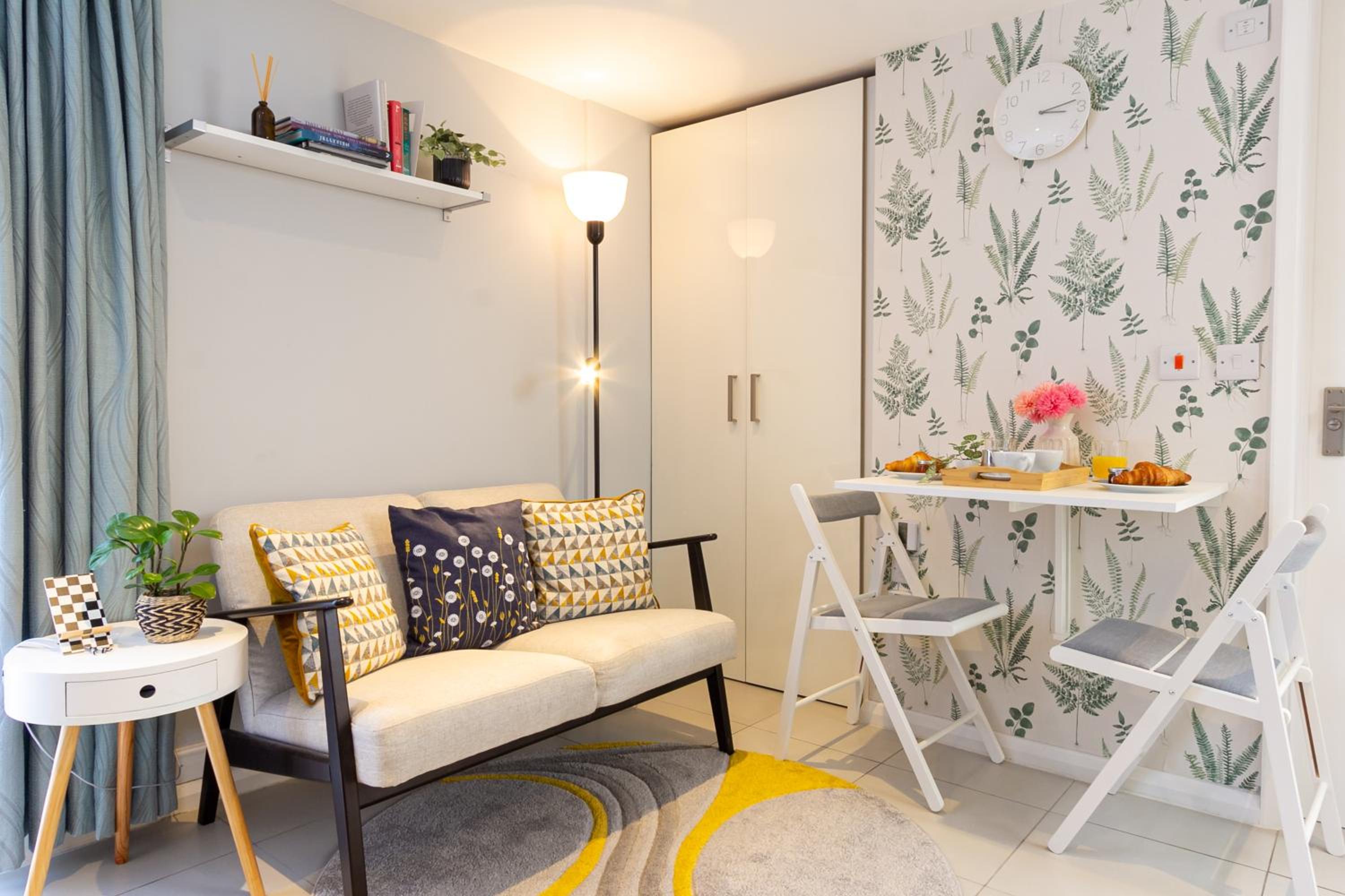 Stylish Studio-Walk to Windsor/Eton/Thames with Car Park view 5