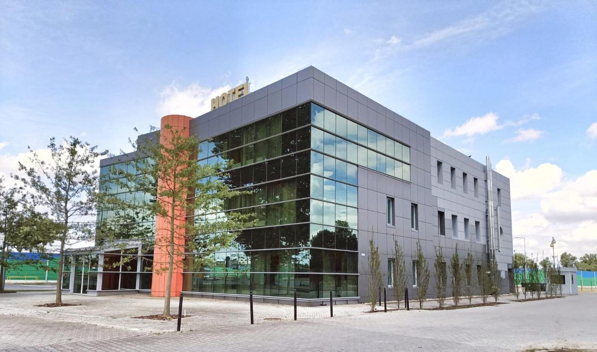 Hotel i Restauracja w Luboniu - Image 1