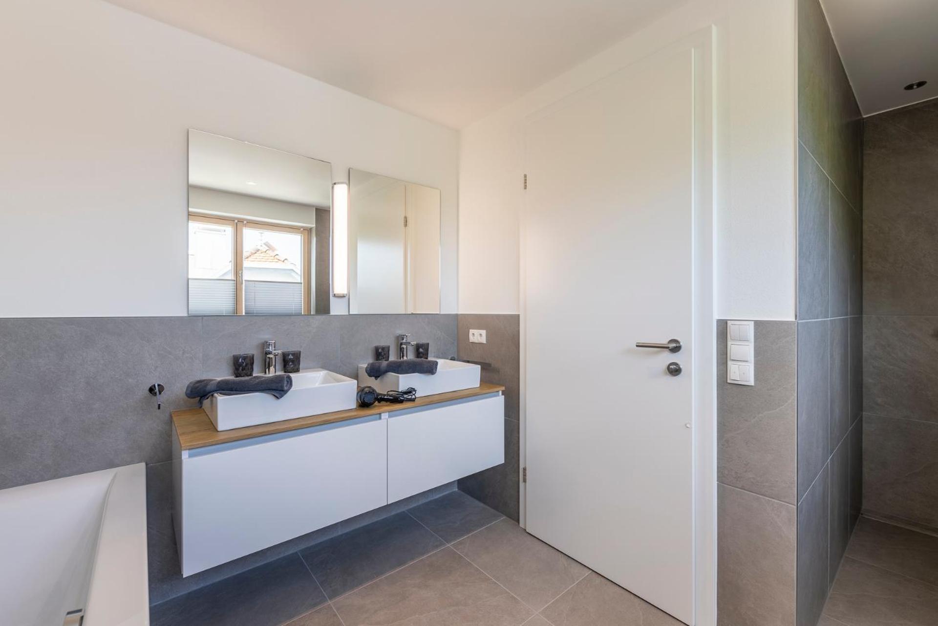 Bodensee Bergblick Suite by Stadtlandnest