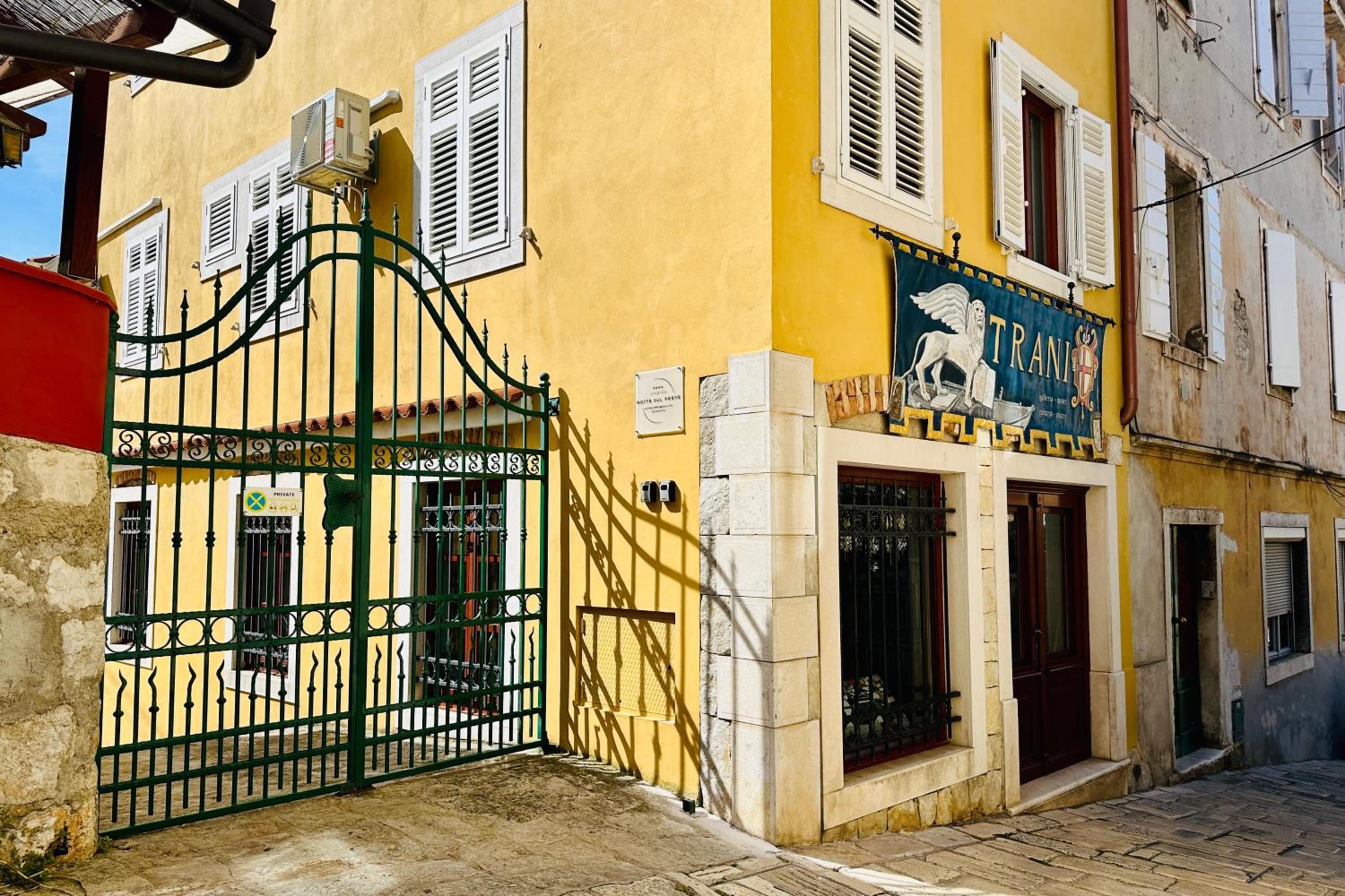 Hotel Studios Notte sul porto - Image 1