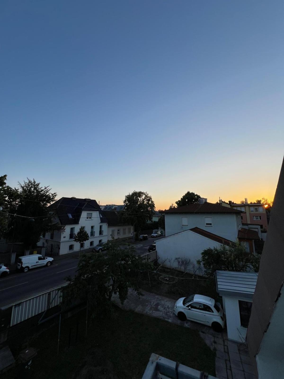 Central-Vintage Villa with free Parking and 5min walk to Metro