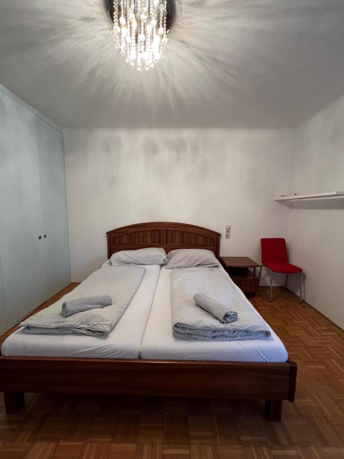 Central-Vintage Villa with free Parking and 5min walk to Metro