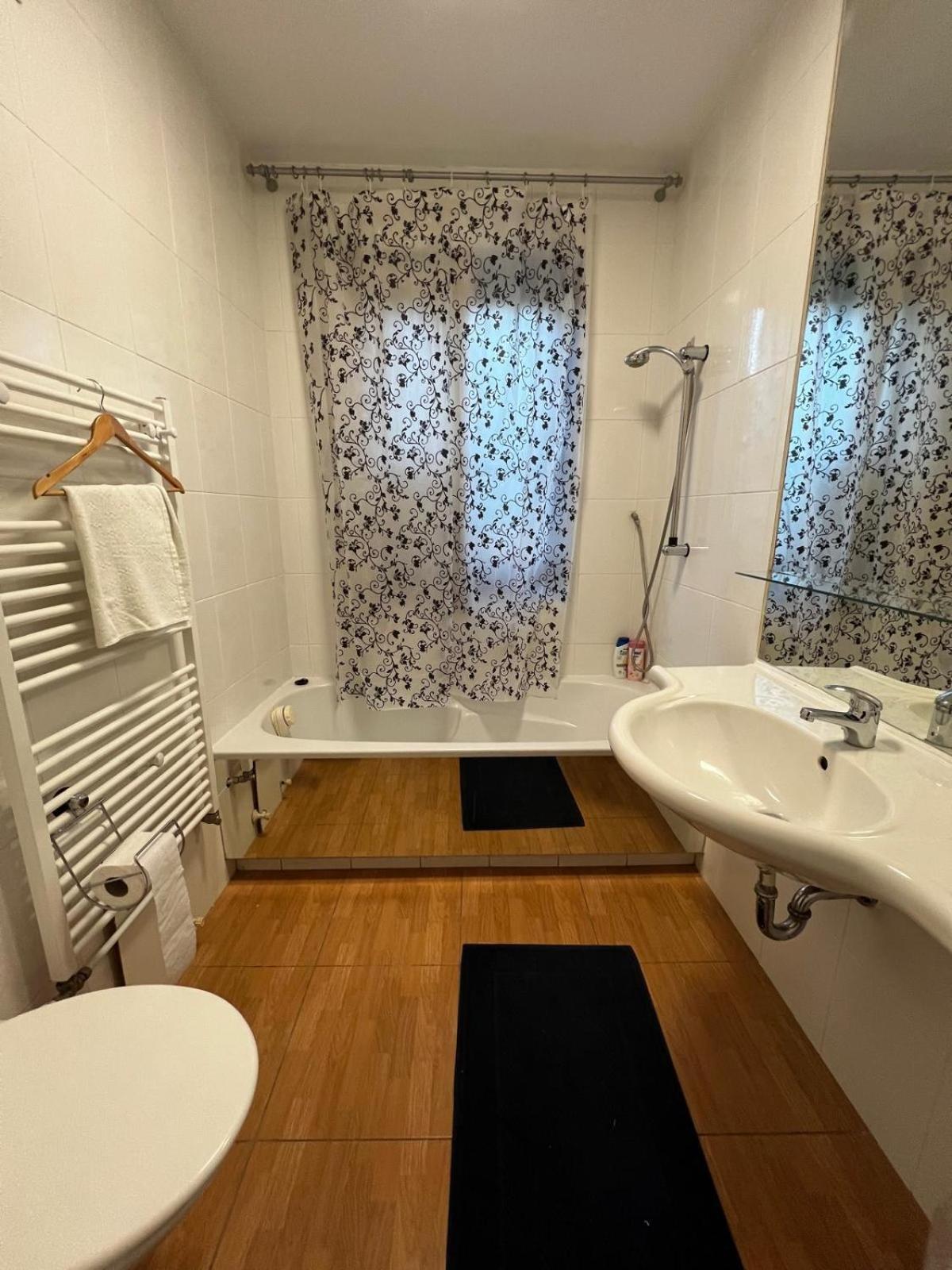 Central-Vintage Villa with free Parking and 5min walk to Metro