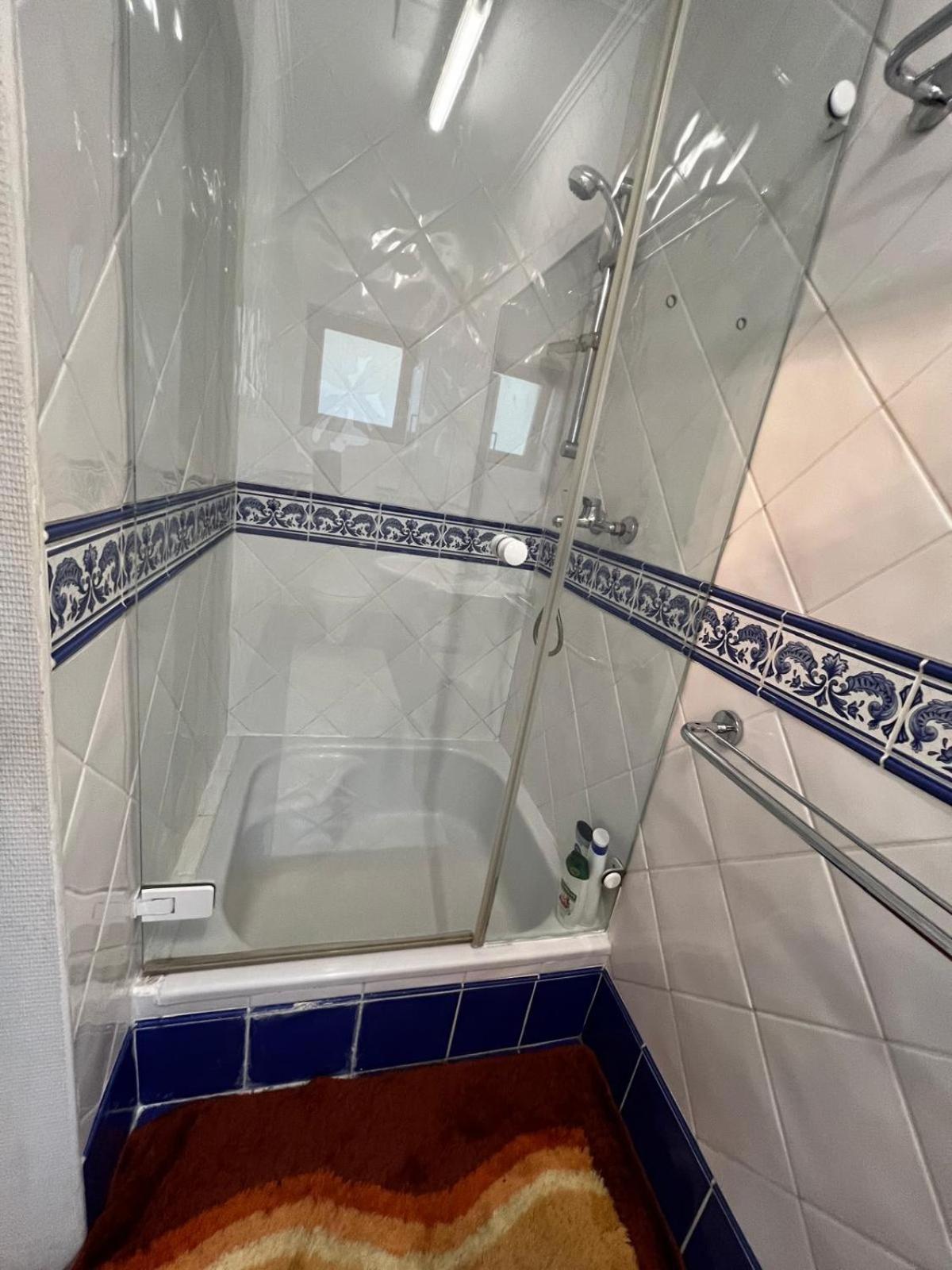 Central-Vintage Villa with free Parking and 5min walk to Metro